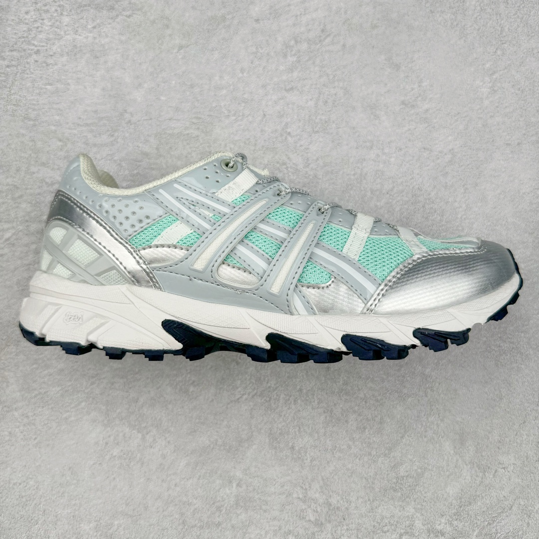 ASICS GEL-Sonoma 15-50 亚瑟士系列山系风户外低帮休闲运动跑步鞋 ASICS发布的GEL-SONOMA 15-50系列新品，从外形来看，兼具潮流感和越来越火的户外机能风，无论是配色还是性能，感觉牢牢抓住了年轻一代的心。这款鞋从设计、科技到配色多方位把握户外所需元素，鞋面采用专为户外竞技跑步设计的15-50经典越野竞技鞋，并融合前两代GEL-SONOMA越野鞋。升级后的GEL-SONOMA 15-50以分层后跟设计大幅提升了鞋款耐磨性，满足了日常穿着、城市徒步和登山远足多功能场景需求。鞋子用到的核心科技是GEL缓震胶与SpEVA科技中底，带来出色缓冲性能和防滑能力。在外形设计上，硬朗的轮廓与机能感线条加持，使GEL-SONOMA 15-50具备突出的户外风格，配色也十分迎合时下流行的山系风，选用多色块拼接，潮流感满满。尺码：36 37 37.5 38 39 39.5 40 40.5 41.5 42 42.5 43.5 44 45-选品中心