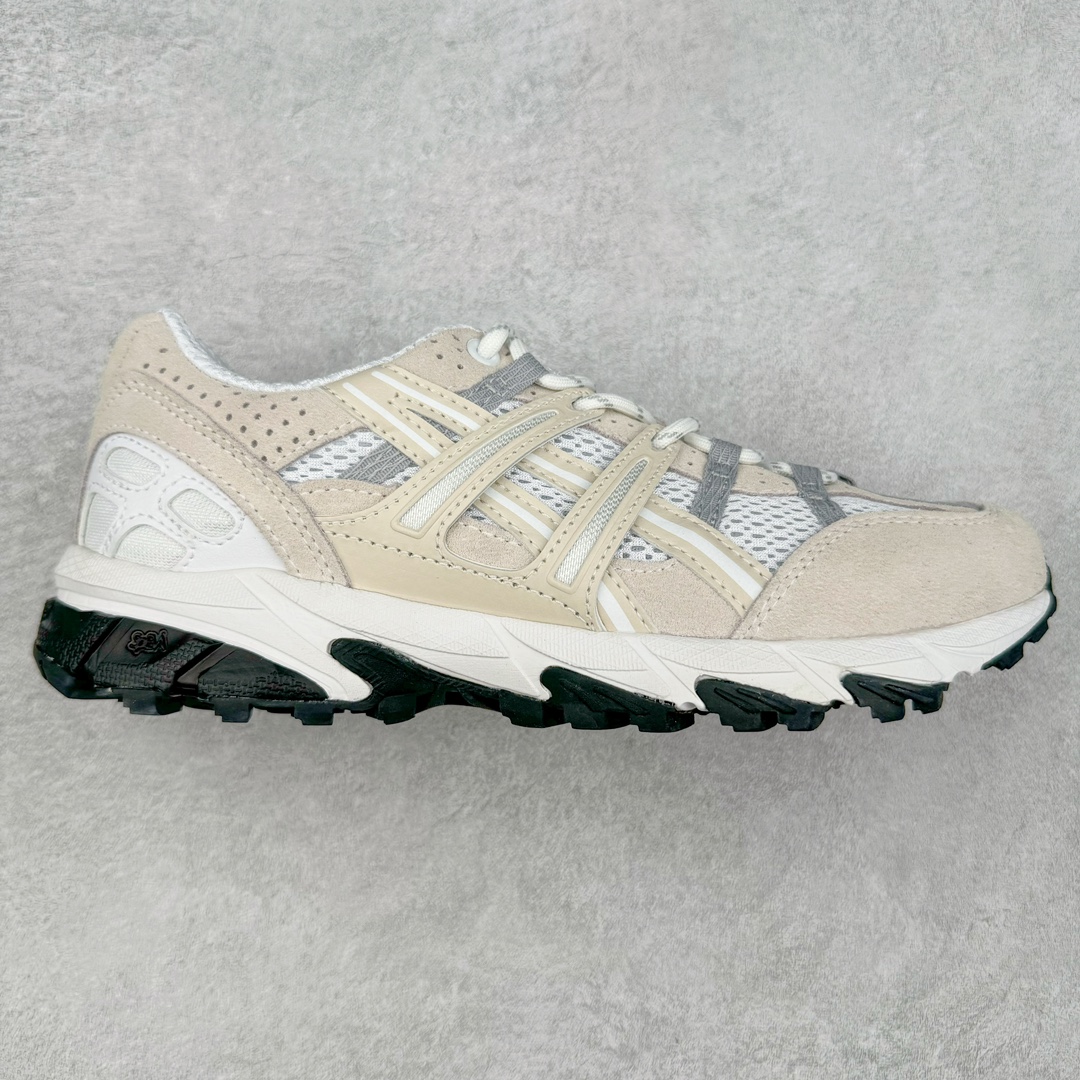 ASICS GEL-Sonoma 15-50 亚瑟士系列山系风户外低帮休闲运动跑步鞋 ASICS发布的GEL-SONOMA 15-50系列新品，从外形来看，兼具潮流感和越来越火的户外机能风，无论是配色还是性能，感觉牢牢抓住了年轻一代的心。这款鞋从设计、科技到配色多方位把握户外所需元素，鞋面采用专为户外竞技跑步设计的15-50经典越野竞技鞋，并融合前两代GEL-SONOMA越野鞋。升级后的GEL-SONOMA 15-50以分层后跟设计大幅提升了鞋款耐磨性，满足了日常穿着、城市徒步和登山远足多功能场景需求。鞋子用到的核心科技是GEL缓震胶与SpEVA科技中底，带来出色缓冲性能和防滑能力。在外形设计上，硬朗的轮廓与机能感线条加持，使GEL-SONOMA 15-50具备突出的户外风格，配色也十分迎合时下流行的山系风，选用多色块拼接，潮流感满满。尺码：36 37 37.5 38 39 39.5 40 40.5 41.5 42 42.5 43.5 44 45-选品中心