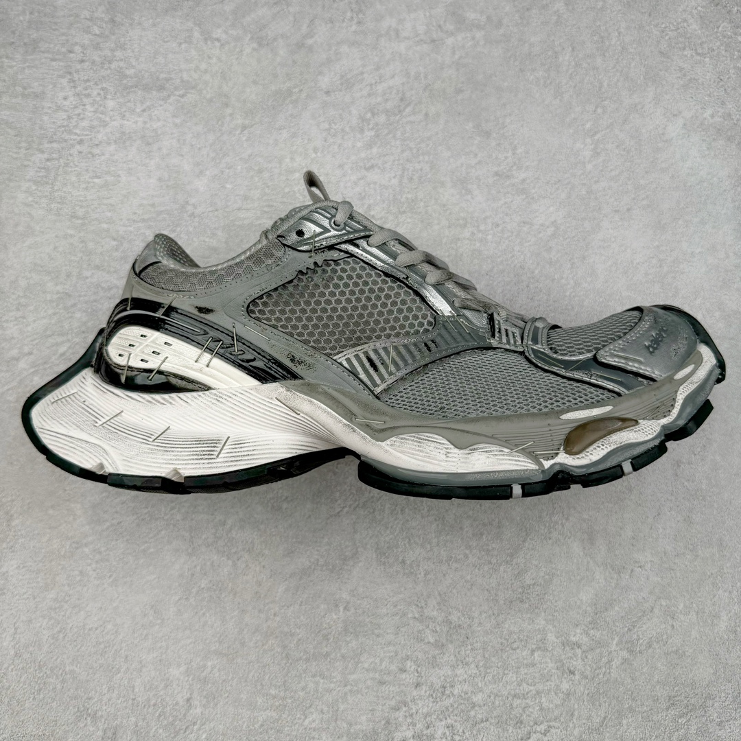 ＃JC纯原 BALENCIAGA Stapler Sneakers 巴黎世家订书机鞋网布系带低帮走秀复古老爹鞋 尺码大小一比一还原Zp 区别其他工厂缩小两个号码 全套原纸板楦头开发 最原汁原味的灵魂版型 全鞋荧光划线卡点 胶水把控整洁度追求极致完美 每一双都是工艺品 多重QC质检 超越公司货的品控标准 实实在在的免检产品 原盒原配 正确字体电绣 粗细、位置、大小正确 侧边TPU 透气孔匹配意产原版 正确分离大底 TPU软底 原版一致大底LOGO 立体感十足 原厂皮料水洗做旧 采购原厂网纱 不含皮革 网布材料和聚氨酯 磨损效果 展现品牌对于新潮事物的热情 这款鞋子拥有巨大尺寸和醒目设计 符合当下”老爹鞋”的趋势 鞋子采用银灰配色 营造出低调而不失华丽的效果 10XL的尺码使它成为市场中最显眼的存在 适合追求个性化的人群 Balenciaga始终站在时尚前沿 此次发布的产品再次体现了他们的创新能力 偏大一码 尺码：35 36 37 38 39 40 41 42 43 44 45 46-选品中心