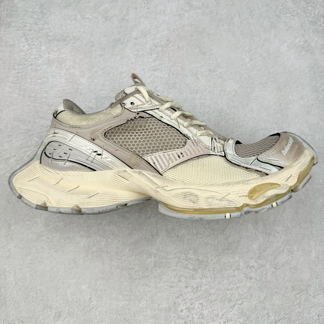 ＃JC纯原 BALENCIAGA Stapler Sneakers 巴黎世家订书机鞋网布系带低帮走秀复古老爹鞋 尺码大小一比一还原Zp 区别其他工厂缩小两个号码 全套原纸板楦头开发 最原汁原味的灵魂版型 全鞋荧光划线卡点 胶水把控整洁度追求极致完美 每一双都是工艺品 多重QC质检 超越公司货的品控标准 实实在在的免检产品 原盒原配 正确字体电绣 粗细、位置、大小正确 侧边TPU 透气孔匹配意产原版 正确分离大底 TPU软底 原版一致大底LOGO 立体感十足 原厂皮料水洗做旧 采购原厂网纱 不含皮革 网布材料和聚氨酯 磨损效果 展现品牌对于新潮事物的热情 这款鞋子拥有巨大尺寸和醒目设计 符合当下”老爹鞋”的趋势 鞋子采用银灰配色 营造出低调而不失华丽的效果 10XL的尺码使它成为市场中最显眼的存在 适合追求个性化的人群 Balenciaga始终站在时尚前沿 此次发布的产品再次体现了他们的创新能力 偏大一码 尺码：35 36 37 38 39 40 41 42 43 44 45 46-选品中心