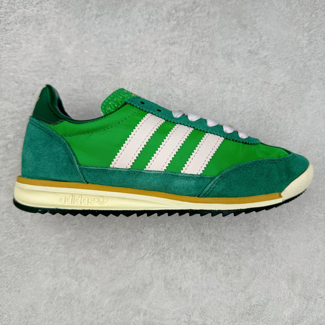 图片[8]-AD Wmns SL72 OG 系列德训足球风百搭低帮休闲运动板鞋 Originals推出复古「T头鞋」造型的SL72鞋款复刻，有男女两款可选。男生款为SL72RS，鞋型挺立饱满，鞋底增加高度，采用麂皮与布面制作，符合复古氛围；女生款为SL72OGW，致敬经典款式，鞋身纤细，还原70年代设计，以绿色呈现，点缀金色细节。多款配色可选。「T 头鞋」这两年有多火大家见到了吧？明星、穿搭博主几乎人手一双，凭借复古味的外观，以及亲民的价格，同样成为了不少球鞋玩家日常上脚首选。近日 adidas Originals 将有「T 头鞋」造型的诞生于 1972 年的 SL72 鞋款复刻带回，各位买鞋又有新选择了。1972 年 SL72 问世后，引领了后来阿迪达斯的跑鞋发展方向，其中「SL」代表了 Super Light，彰显了产品轻便的特性。1972 年 SL72 问世后，引领了后来阿迪达斯的跑鞋发展方向，其中「SL」代表了 Super Light，彰显了产品轻便的特性。这次 adidas Originals 延续其轻质经典的基因，带来男女两款 SL72。男生款带来 SL72 RS 鞋型，RS 意为 Reshaped（重塑），鞋款在保留了经典的外观基础上，在尼龙材质里增加了填充物，使鞋型更加挺立和饱满，鞋头则更加圆润，鞋底的 EVA 材质则增加了鞋款的高度。女生款则带来 SL72 OG W 鞋型，OG 顾名思义则是致敬经典款式，相较于 RS（Reshaped）鞋款，鞋身更加纤细，其整体鞋身轮廓、线条、细节、材质上尊崇 70 年代 SL72 的设计，还原经典味道。尺码：36 36⅔ 37⅓ 38 38⅔ 39⅓ 40 40⅔ 41⅓ 42 42⅔ 43⅓ 44 44⅔ 45-选品中心