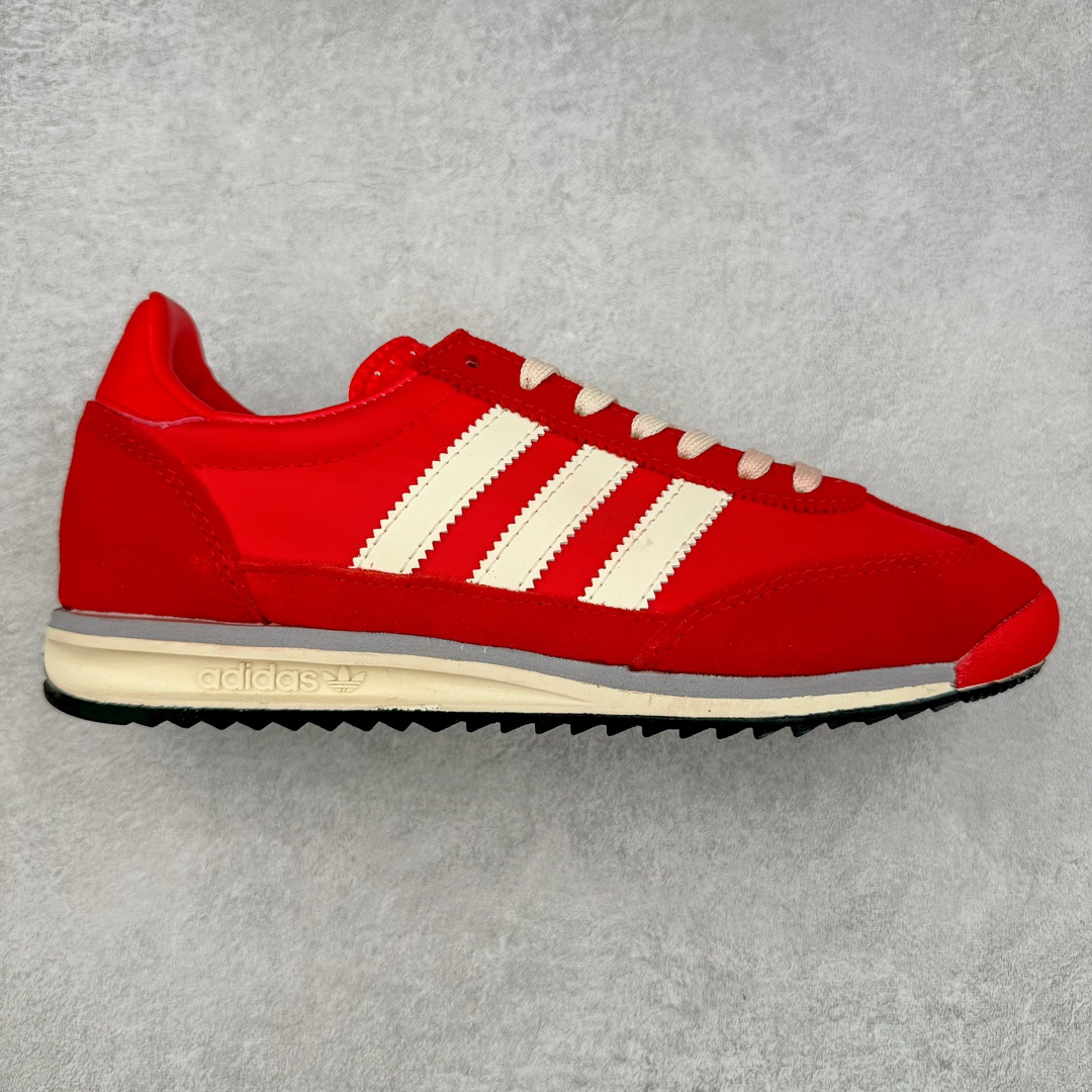 图片[9]-AD Wmns SL72 OG 系列德训足球风百搭低帮休闲运动板鞋 Originals推出复古「T头鞋」造型的SL72鞋款复刻，有男女两款可选。男生款为SL72RS，鞋型挺立饱满，鞋底增加高度，采用麂皮与布面制作，符合复古氛围；女生款为SL72OGW，致敬经典款式，鞋身纤细，还原70年代设计，以绿色呈现，点缀金色细节。多款配色可选。「T 头鞋」这两年有多火大家见到了吧？明星、穿搭博主几乎人手一双，凭借复古味的外观，以及亲民的价格，同样成为了不少球鞋玩家日常上脚首选。近日 adidas Originals 将有「T 头鞋」造型的诞生于 1972 年的 SL72 鞋款复刻带回，各位买鞋又有新选择了。1972 年 SL72 问世后，引领了后来阿迪达斯的跑鞋发展方向，其中「SL」代表了 Super Light，彰显了产品轻便的特性。1972 年 SL72 问世后，引领了后来阿迪达斯的跑鞋发展方向，其中「SL」代表了 Super Light，彰显了产品轻便的特性。这次 adidas Originals 延续其轻质经典的基因，带来男女两款 SL72。男生款带来 SL72 RS 鞋型，RS 意为 Reshaped（重塑），鞋款在保留了经典的外观基础上，在尼龙材质里增加了填充物，使鞋型更加挺立和饱满，鞋头则更加圆润，鞋底的 EVA 材质则增加了鞋款的高度。女生款则带来 SL72 OG W 鞋型，OG 顾名思义则是致敬经典款式，相较于 RS（Reshaped）鞋款，鞋身更加纤细，其整体鞋身轮廓、线条、细节、材质上尊崇 70 年代 SL72 的设计，还原经典味道。尺码：36 36⅔ 37⅓ 38 38⅔ 39⅓ 40 40⅔ 41⅓ 42 42⅔ 43⅓ 44 44⅔ 45-选品中心