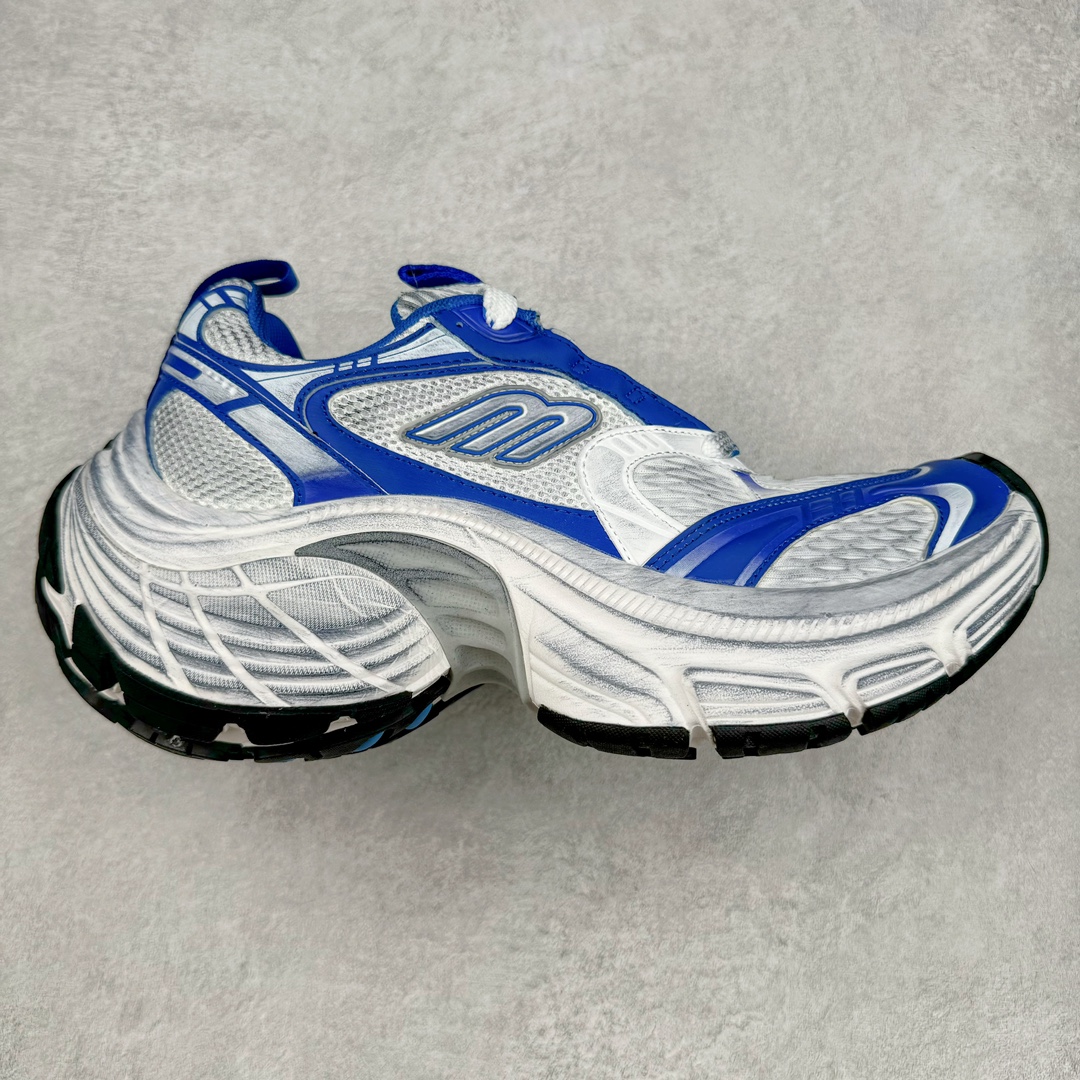 ＃JC纯原 BALENCIAGA 10XL Sneakers 巴黎世家十二代网布系带低帮走秀复古老爹鞋 全套原纸板楦头开发 最原汁原味的灵魂版型 全鞋荧光划线卡点 胶水把控整洁度追求极致完美 每一双都是工艺品 多重QC质检 超越公司货的品控标准 实实在在的免检产品 原盒原配 正确字体电绣 粗细、位置、大小正确 侧边TPU 透气孔匹配意产原版 正确分离大底 TPU软底 原版一致大底LOGO 立体感十足 原厂皮料水洗做旧 采购原厂网纱 不含皮革 网布材料和聚氨酯 磨损效果 展现品牌对于新潮事物的热情 这款鞋子拥有巨大尺寸和醒目设计 符合当下”老爹鞋”的趋势 鞋子采用银灰配色 营造出低调而不失华丽的效果 10XL的尺码使它成为市场中最显眼的存在 适合追求个性化的人群 Balenciaga始终站在时尚前沿 此次发布的产品再次体现了他们的创新能力 尺码：35 36 37 38 39 40 41 42 43 44 45 46-选品中心