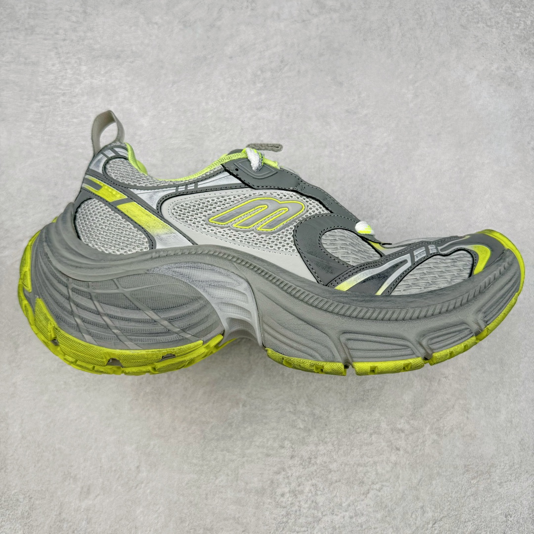 ＃JC纯原 BALENCIAGA 10XL Sneakers 巴黎世家十二代网布系带低帮走秀复古老爹鞋 全套原纸板楦头开发 最原汁原味的灵魂版型 全鞋荧光划线卡点 胶水把控整洁度追求极致完美 每一双都是工艺品 多重QC质检 超越公司货的品控标准 实实在在的免检产品 原盒原配 正确字体电绣 粗细、位置、大小正确 侧边TPU 透气孔匹配意产原版 正确分离大底 TPU软底 原版一致大底LOGO 立体感十足 原厂皮料水洗做旧 采购原厂网纱 不含皮革 网布材料和聚氨酯 磨损效果 展现品牌对于新潮事物的热情 这款鞋子拥有巨大尺寸和醒目设计 符合当下”老爹鞋”的趋势 鞋子采用银灰配色 营造出低调而不失华丽的效果 10XL的尺码使它成为市场中最显眼的存在 适合追求个性化的人群 Balenciaga始终站在时尚前沿 此次发布的产品再次体现了他们的创新能力 尺码：35 36 37 38 39 40 41 42 43 44 45 46-选品中心