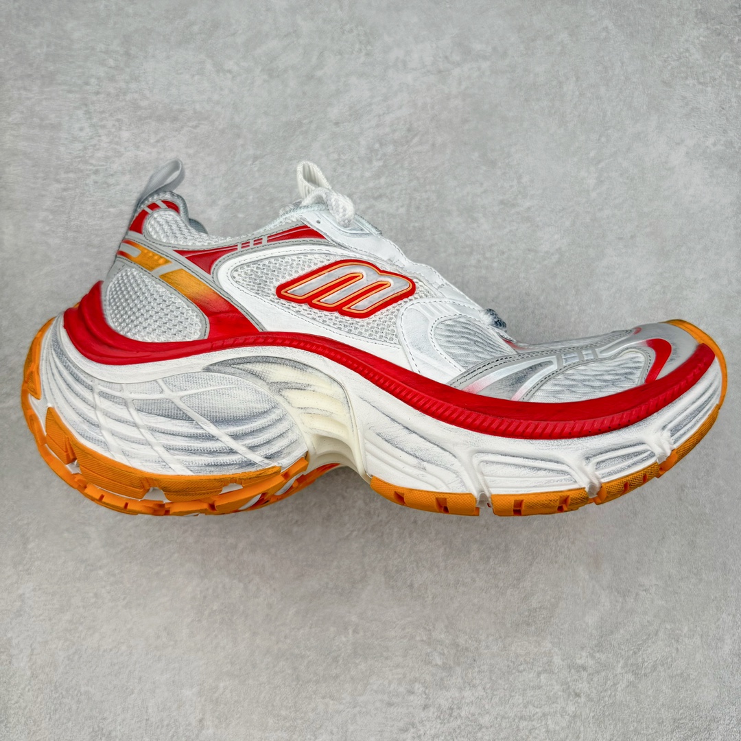 ＃JC纯原 BALENCIAGA 10XL Sneakers 巴黎世家十二代网布系带低帮走秀复古老爹鞋 全套原纸板楦头开发 最原汁原味的灵魂版型 全鞋荧光划线卡点 胶水把控整洁度追求极致完美 每一双都是工艺品 多重QC质检 超越公司货的品控标准 实实在在的免检产品 原盒原配 正确字体电绣 粗细、位置、大小正确 侧边TPU 透气孔匹配意产原版 正确分离大底 TPU软底 原版一致大底LOGO 立体感十足 原厂皮料水洗做旧 采购原厂网纱 不含皮革 网布材料和聚氨酯 磨损效果 展现品牌对于新潮事物的热情 这款鞋子拥有巨大尺寸和醒目设计 符合当下”老爹鞋”的趋势 鞋子采用银灰配色 营造出低调而不失华丽的效果 10XL的尺码使它成为市场中最显眼的存在 适合追求个性化的人群 Balenciaga始终站在时尚前沿 此次发布的产品再次体现了他们的创新能力 尺码：35 36 37 38 39 40 41 42 43 44 45 46-选品中心