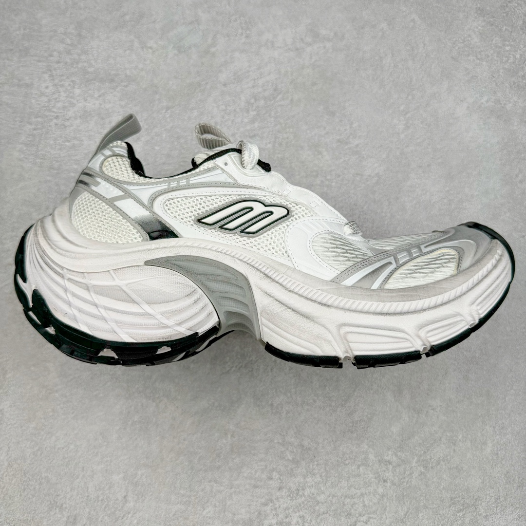 ＃JC纯原 BALENCIAGA 10XL Sneakers 巴黎世家十二代网布系带低帮走秀复古老爹鞋 全套原纸板楦头开发 最原汁原味的灵魂版型 全鞋荧光划线卡点 胶水把控整洁度追求极致完美 每一双都是工艺品 多重QC质检 超越公司货的品控标准 实实在在的免检产品 原盒原配 正确字体电绣 粗细、位置、大小正确 侧边TPU 透气孔匹配意产原版 正确分离大底 TPU软底 原版一致大底LOGO 立体感十足 原厂皮料水洗做旧 采购原厂网纱 不含皮革 网布材料和聚氨酯 磨损效果 展现品牌对于新潮事物的热情 这款鞋子拥有巨大尺寸和醒目设计 符合当下”老爹鞋”的趋势 鞋子采用银灰配色 营造出低调而不失华丽的效果 10XL的尺码使它成为市场中最显眼的存在 适合追求个性化的人群 Balenciaga始终站在时尚前沿 此次发布的产品再次体现了他们的创新能力 尺码：35 36 37 38 39 40 41 42 43 44 45 46-选品中心