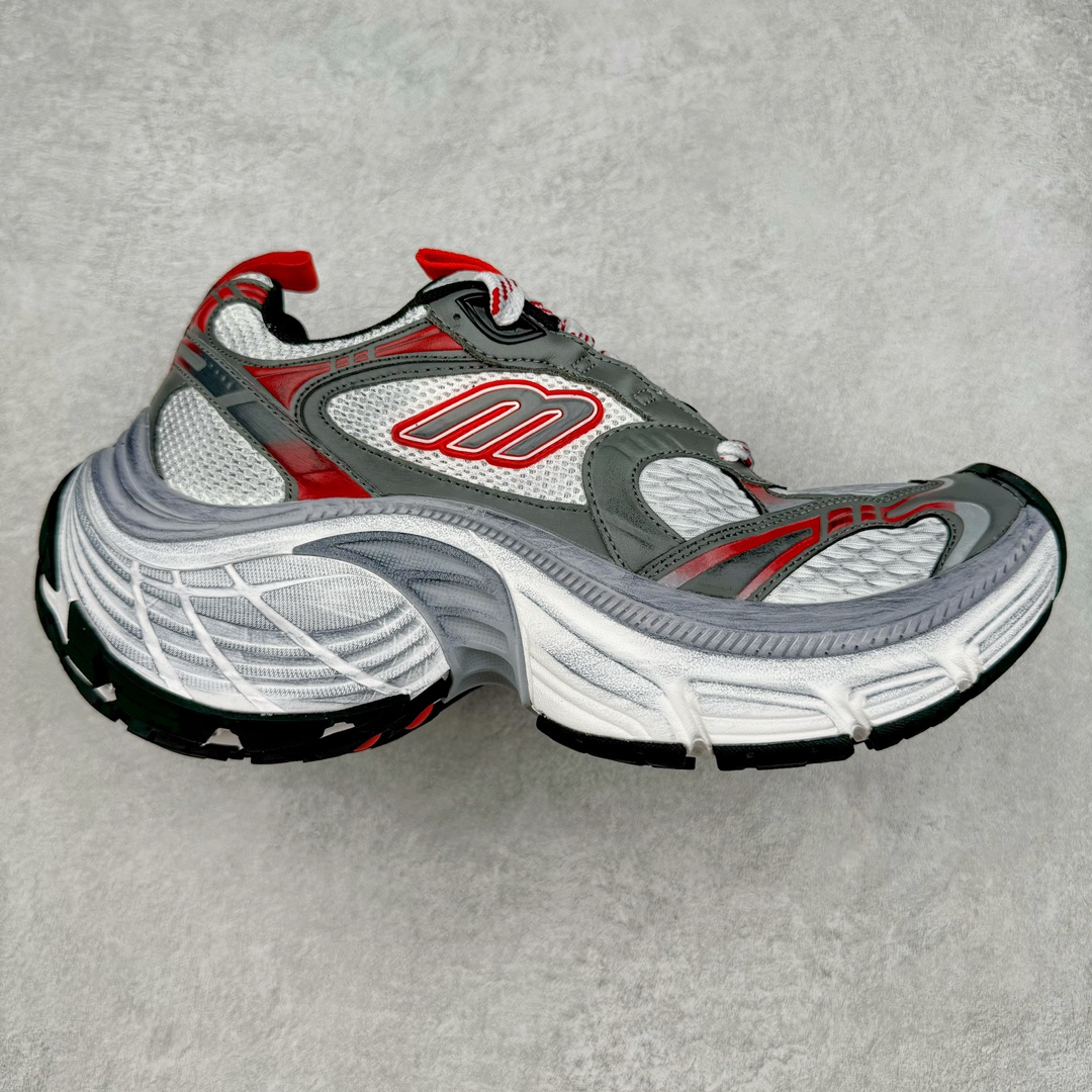 ＃JC纯原 BALENCIAGA 10XL Sneakers 巴黎世家十二代网布系带低帮走秀复古老爹鞋 全套原纸板楦头开发 最原汁原味的灵魂版型 全鞋荧光划线卡点 胶水把控整洁度追求极致完美 每一双都是工艺品 多重QC质检 超越公司货的品控标准 实实在在的免检产品 原盒原配 正确字体电绣 粗细、位置、大小正确 侧边TPU 透气孔匹配意产原版 正确分离大底 TPU软底 原版一致大底LOGO 立体感十足 原厂皮料水洗做旧 采购原厂网纱 不含皮革 网布材料和聚氨酯 磨损效果 展现品牌对于新潮事物的热情 这款鞋子拥有巨大尺寸和醒目设计 符合当下”老爹鞋”的趋势 鞋子采用银灰配色 营造出低调而不失华丽的效果 10XL的尺码使它成为市场中最显眼的存在 适合追求个性化的人群 Balenciaga始终站在时尚前沿 此次发布的产品再次体现了他们的创新能力 尺码：35 36 37 38 39 40 41 42 43 44 45 46-选品中心