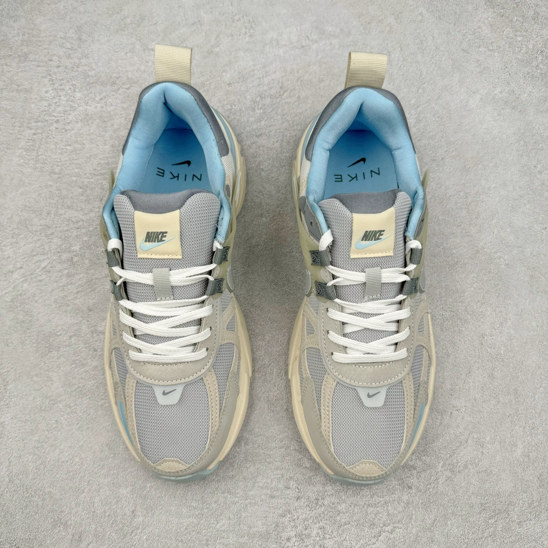 图片[2]-NK V2K Runtekk 减震防滑低帮 复古老爹鞋跑步鞋 FZ3596-072 鞋款被命名为 Runtekk 设计上借鉴了 2000 年的跑鞋风格 配色上以金属银为主调 简练又有复古运动气质 材质上使用大面积网眼、皮革、TPU 组成 支撑和透气性肯定不错 中底处由 Cushlon 泡绵打造 保证在压马路时可以提供优秀脚感 并通过一手做旧氧化效果突出复古感 中底造型很容易让大家联想到巴黎世家3XL 增高效果同样不能忽视 尺码：36 36.5 37.5 38 38.5 39 40 40.5 41 42 42.5 43 44 44.5 45-选品中心