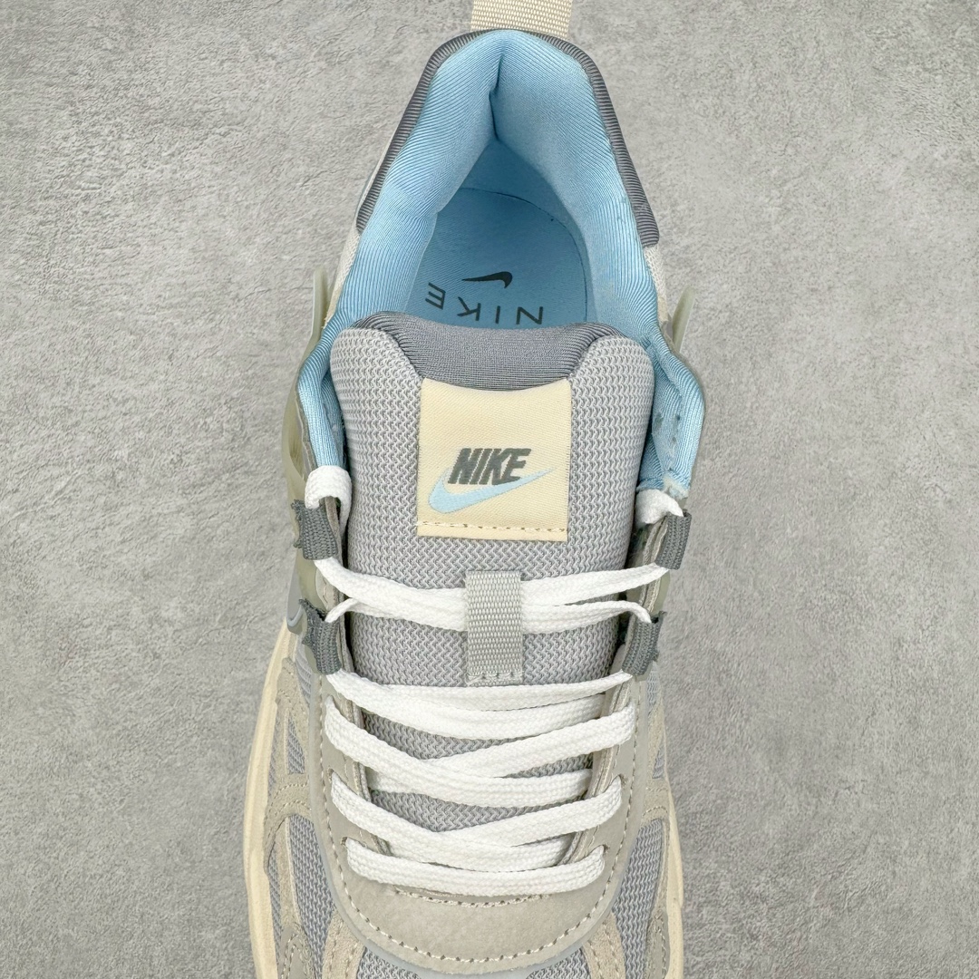 图片[5]-NK V2K Runtekk 减震防滑低帮 复古老爹鞋跑步鞋 FZ3596-072 鞋款被命名为 Runtekk 设计上借鉴了 2000 年的跑鞋风格 配色上以金属银为主调 简练又有复古运动气质 材质上使用大面积网眼、皮革、TPU 组成 支撑和透气性肯定不错 中底处由 Cushlon 泡绵打造 保证在压马路时可以提供优秀脚感 并通过一手做旧氧化效果突出复古感 中底造型很容易让大家联想到巴黎世家3XL 增高效果同样不能忽视 尺码：36 36.5 37.5 38 38.5 39 40 40.5 41 42 42.5 43 44 44.5 45-选品中心