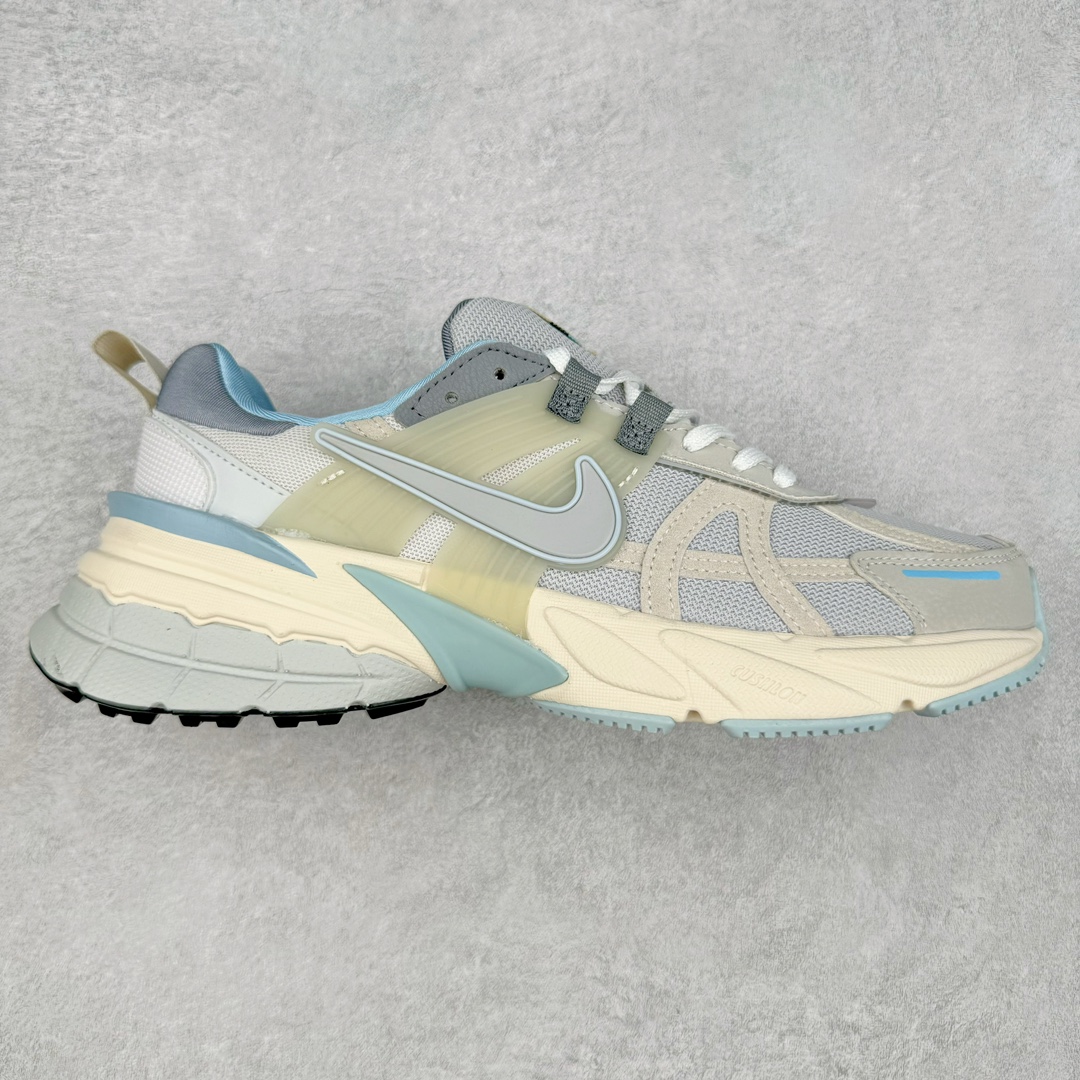 NK V2K Runtekk 减震防滑低帮 复古老爹鞋跑步鞋 FZ3596-072 鞋款被命名为 Runtekk 设计上借鉴了 2000 年的跑鞋风格 配色上以金属银为主调 简练又有复古运动气质 材质上使用大面积网眼、皮革、TPU 组成 支撑和透气性肯定不错 中底处由 Cushlon 泡绵打造 保证在压马路时可以提供优秀脚感 并通过一手做旧氧化效果突出复古感 中底造型很容易让大家联想到巴黎世家3XL 增高效果同样不能忽视 尺码：36 36.5 37.5 38 38.5 39 40 40.5 41 42 42.5 43 44 44.5 45-选品中心