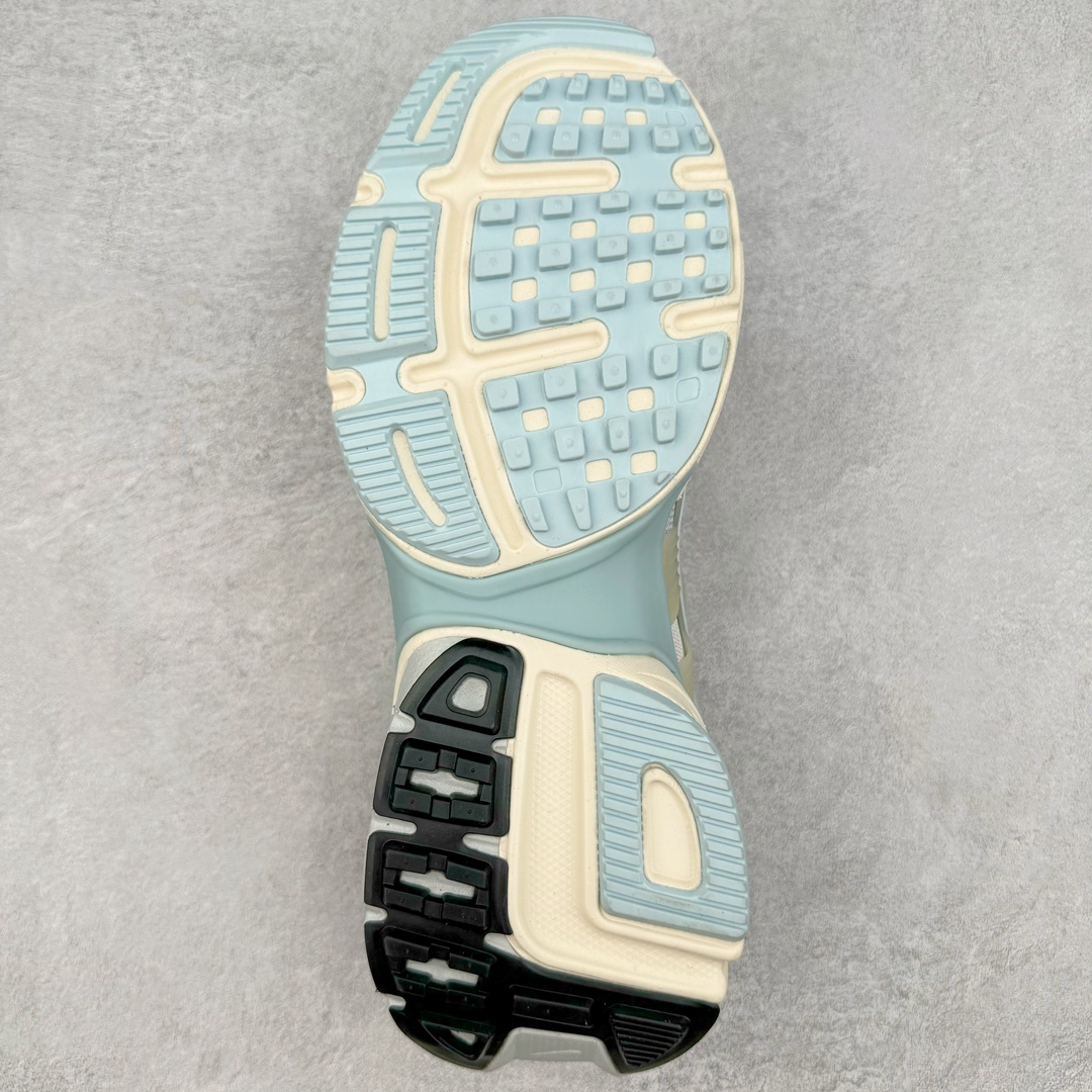 图片[9]-NK V2K Runtekk 减震防滑低帮 复古老爹鞋跑步鞋 FZ3596-072 鞋款被命名为 Runtekk 设计上借鉴了 2000 年的跑鞋风格 配色上以金属银为主调 简练又有复古运动气质 材质上使用大面积网眼、皮革、TPU 组成 支撑和透气性肯定不错 中底处由 Cushlon 泡绵打造 保证在压马路时可以提供优秀脚感 并通过一手做旧氧化效果突出复古感 中底造型很容易让大家联想到巴黎世家3XL 增高效果同样不能忽视 尺码：36 36.5 37.5 38 38.5 39 40 40.5 41 42 42.5 43 44 44.5 45-选品中心