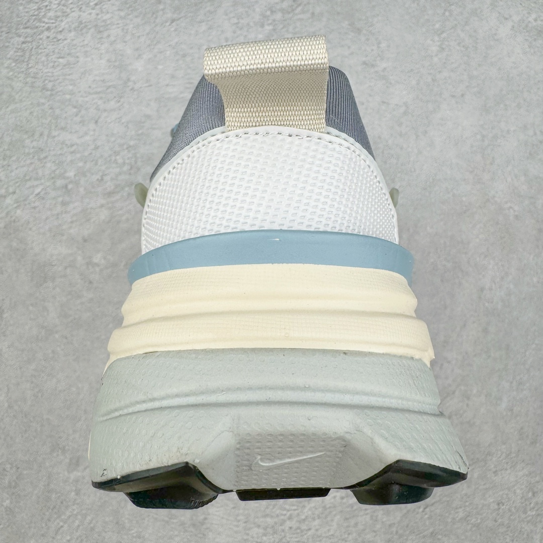 图片[8]-NK V2K Runtekk 减震防滑低帮 复古老爹鞋跑步鞋 FZ3596-072 鞋款被命名为 Runtekk 设计上借鉴了 2000 年的跑鞋风格 配色上以金属银为主调 简练又有复古运动气质 材质上使用大面积网眼、皮革、TPU 组成 支撑和透气性肯定不错 中底处由 Cushlon 泡绵打造 保证在压马路时可以提供优秀脚感 并通过一手做旧氧化效果突出复古感 中底造型很容易让大家联想到巴黎世家3XL 增高效果同样不能忽视 尺码：36 36.5 37.5 38 38.5 39 40 40.5 41 42 42.5 43 44 44.5 45-选品中心