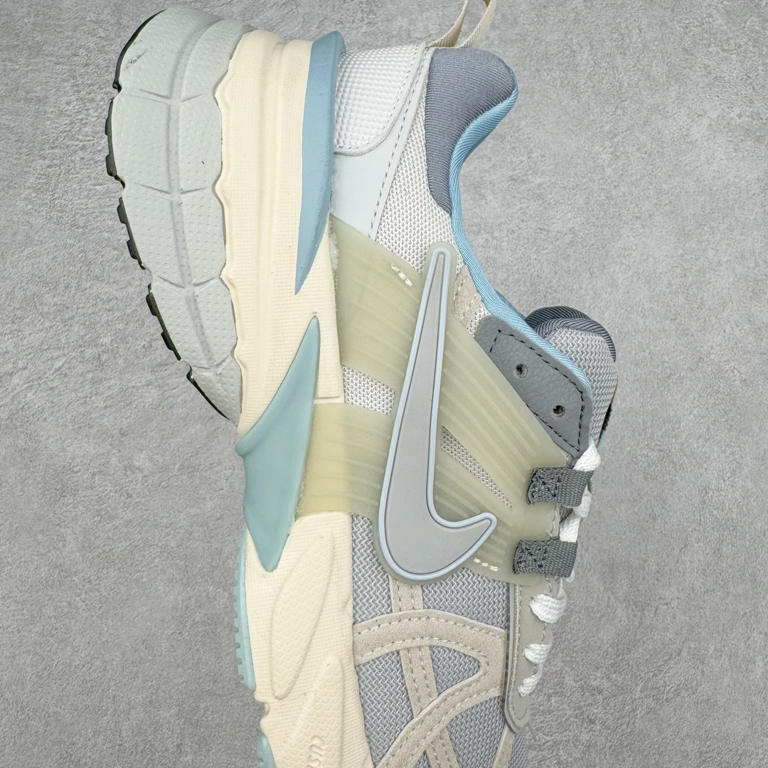 图片[6]-NK V2K Runtekk 减震防滑低帮 复古老爹鞋跑步鞋 FZ3596-072 鞋款被命名为 Runtekk 设计上借鉴了 2000 年的跑鞋风格 配色上以金属银为主调 简练又有复古运动气质 材质上使用大面积网眼、皮革、TPU 组成 支撑和透气性肯定不错 中底处由 Cushlon 泡绵打造 保证在压马路时可以提供优秀脚感 并通过一手做旧氧化效果突出复古感 中底造型很容易让大家联想到巴黎世家3XL 增高效果同样不能忽视 尺码：36 36.5 37.5 38 38.5 39 40 40.5 41 42 42.5 43 44 44.5 45-选品中心