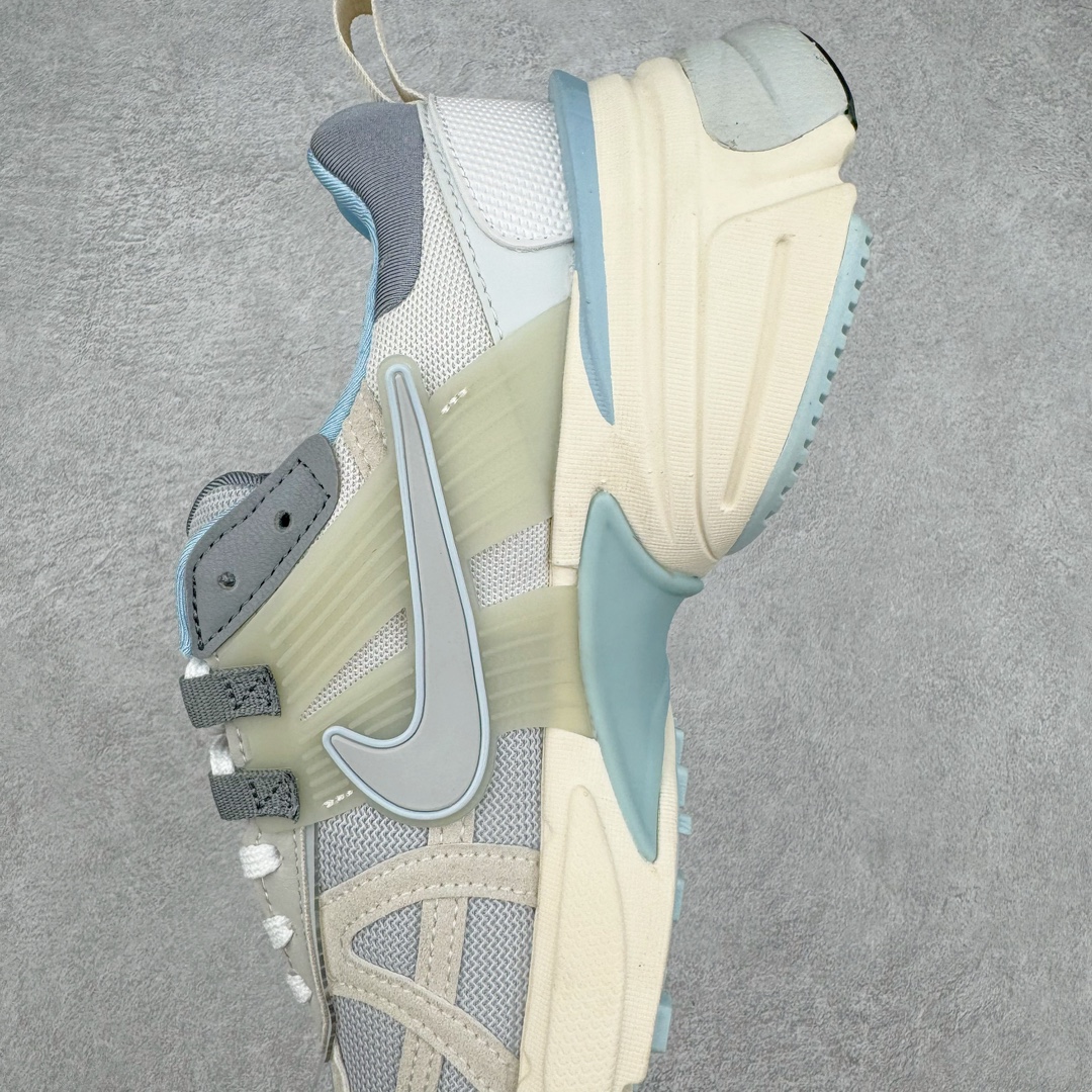 图片[7]-NK V2K Runtekk 减震防滑低帮 复古老爹鞋跑步鞋 FZ3596-072 鞋款被命名为 Runtekk 设计上借鉴了 2000 年的跑鞋风格 配色上以金属银为主调 简练又有复古运动气质 材质上使用大面积网眼、皮革、TPU 组成 支撑和透气性肯定不错 中底处由 Cushlon 泡绵打造 保证在压马路时可以提供优秀脚感 并通过一手做旧氧化效果突出复古感 中底造型很容易让大家联想到巴黎世家3XL 增高效果同样不能忽视 尺码：36 36.5 37.5 38 38.5 39 40 40.5 41 42 42.5 43 44 44.5 45-选品中心