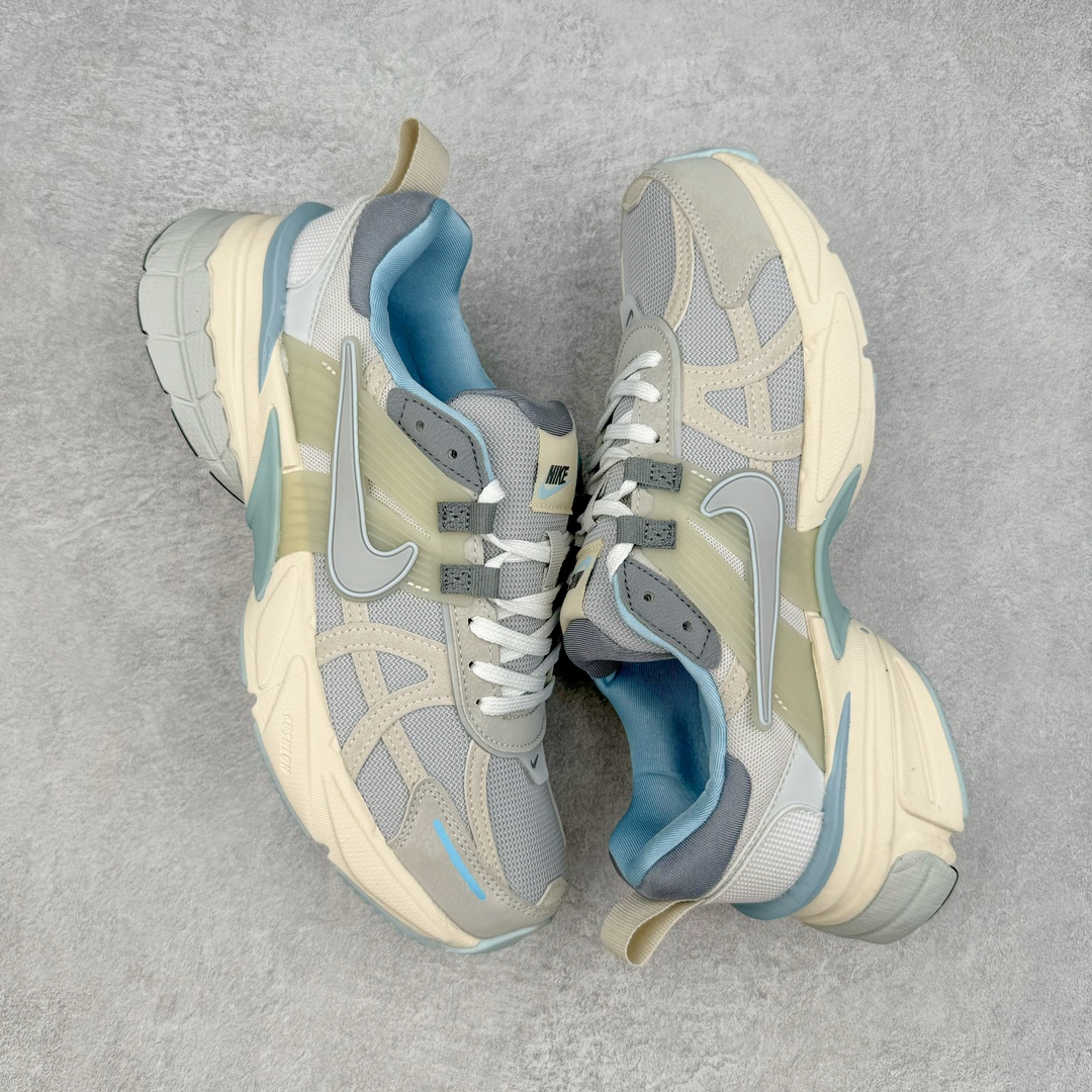 图片[3]-NK V2K Runtekk 减震防滑低帮 复古老爹鞋跑步鞋 FZ3596-072 鞋款被命名为 Runtekk 设计上借鉴了 2000 年的跑鞋风格 配色上以金属银为主调 简练又有复古运动气质 材质上使用大面积网眼、皮革、TPU 组成 支撑和透气性肯定不错 中底处由 Cushlon 泡绵打造 保证在压马路时可以提供优秀脚感 并通过一手做旧氧化效果突出复古感 中底造型很容易让大家联想到巴黎世家3XL 增高效果同样不能忽视 尺码：36 36.5 37.5 38 38.5 39 40 40.5 41 42 42.5 43 44 44.5 45-选品中心