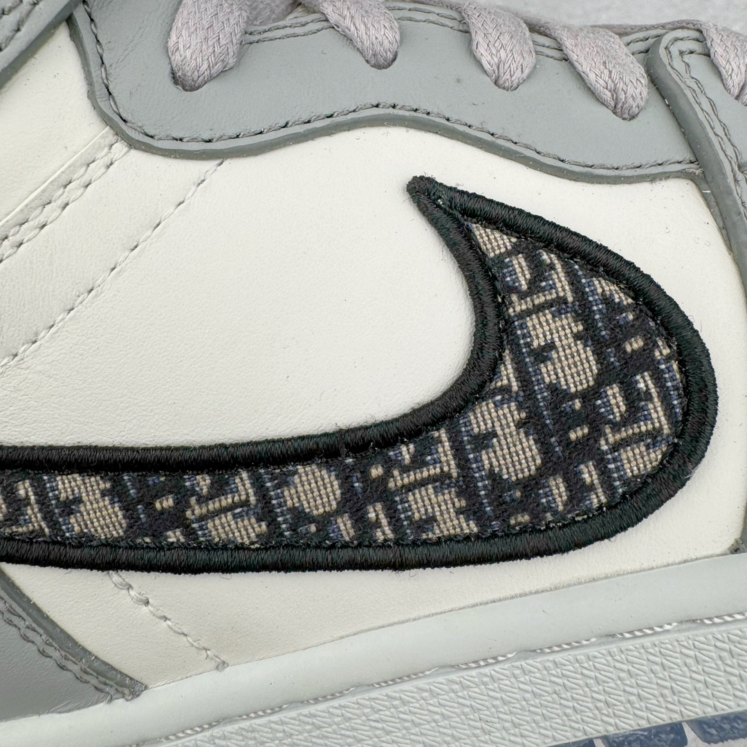 图片[16]-＃纯原 Dior x Air Jordan AJ1 High OG 迪奥联名白灰高帮 CN8607-002 35周年限量联名鞋款选择了Air Jordan 1 为基底打造 选择白色与深灰色拼接呈现鞋身 鞋侧的Swoosh则以黑色刺绣镶边 并满幅点缀有Dior字母印花 鞋舌整体也压印有Dior字母印花 凸显细节 而最为显眼的设计则出现在外底 醒目的蓝色水晶大底内可以透视出黑色的DIOR与飞翼LOGO 联名的身份得以凸显 尺码：36 36.5 37.5 38 38.5 39 40 40.5 41 42 42.5 43 44 45 46 47.5-选品中心
