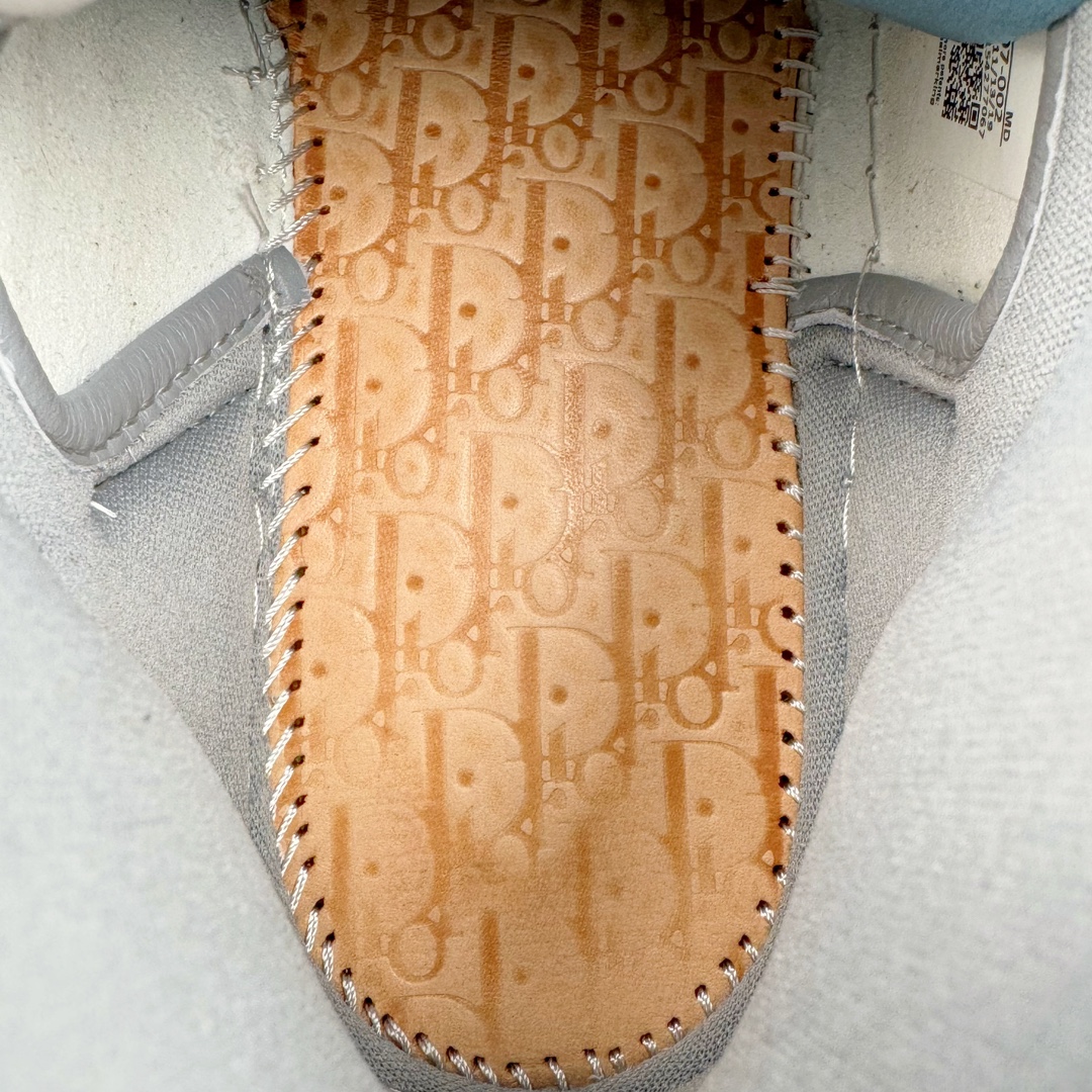 图片[10]-＃纯原 Dior x Air Jordan AJ1 High OG 迪奥联名白灰高帮 CN8607-002 35周年限量联名鞋款选择了Air Jordan 1 为基底打造 选择白色与深灰色拼接呈现鞋身 鞋侧的Swoosh则以黑色刺绣镶边 并满幅点缀有Dior字母印花 鞋舌整体也压印有Dior字母印花 凸显细节 而最为显眼的设计则出现在外底 醒目的蓝色水晶大底内可以透视出黑色的DIOR与飞翼LOGO 联名的身份得以凸显 尺码：36 36.5 37.5 38 38.5 39 40 40.5 41 42 42.5 43 44 45 46 47.5-选品中心