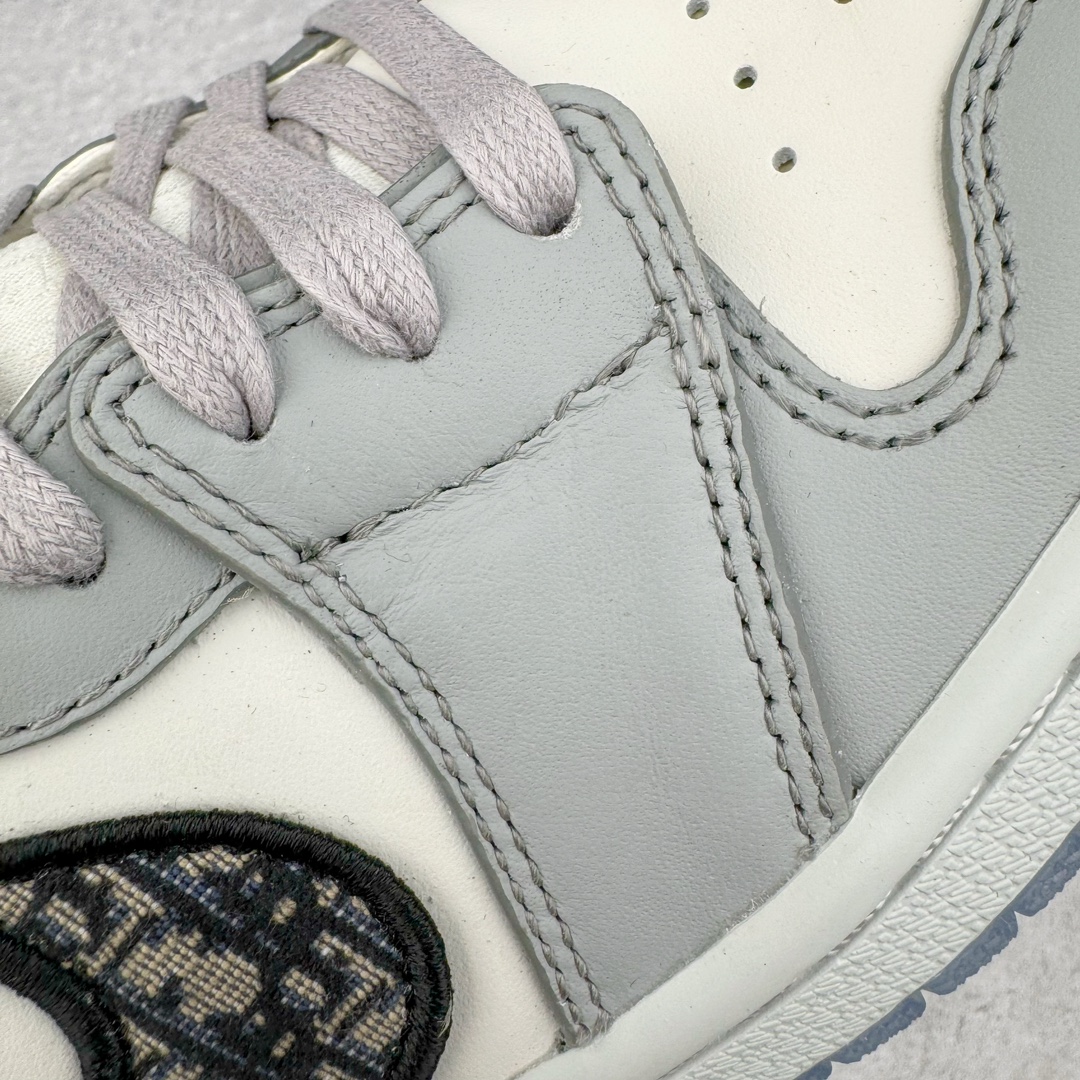 图片[14]-＃纯原 Dior x Air Jordan AJ1 High OG 迪奥联名白灰高帮 CN8607-002 35周年限量联名鞋款选择了Air Jordan 1 为基底打造 选择白色与深灰色拼接呈现鞋身 鞋侧的Swoosh则以黑色刺绣镶边 并满幅点缀有Dior字母印花 鞋舌整体也压印有Dior字母印花 凸显细节 而最为显眼的设计则出现在外底 醒目的蓝色水晶大底内可以透视出黑色的DIOR与飞翼LOGO 联名的身份得以凸显 尺码：36 36.5 37.5 38 38.5 39 40 40.5 41 42 42.5 43 44 45 46 47.5-选品中心