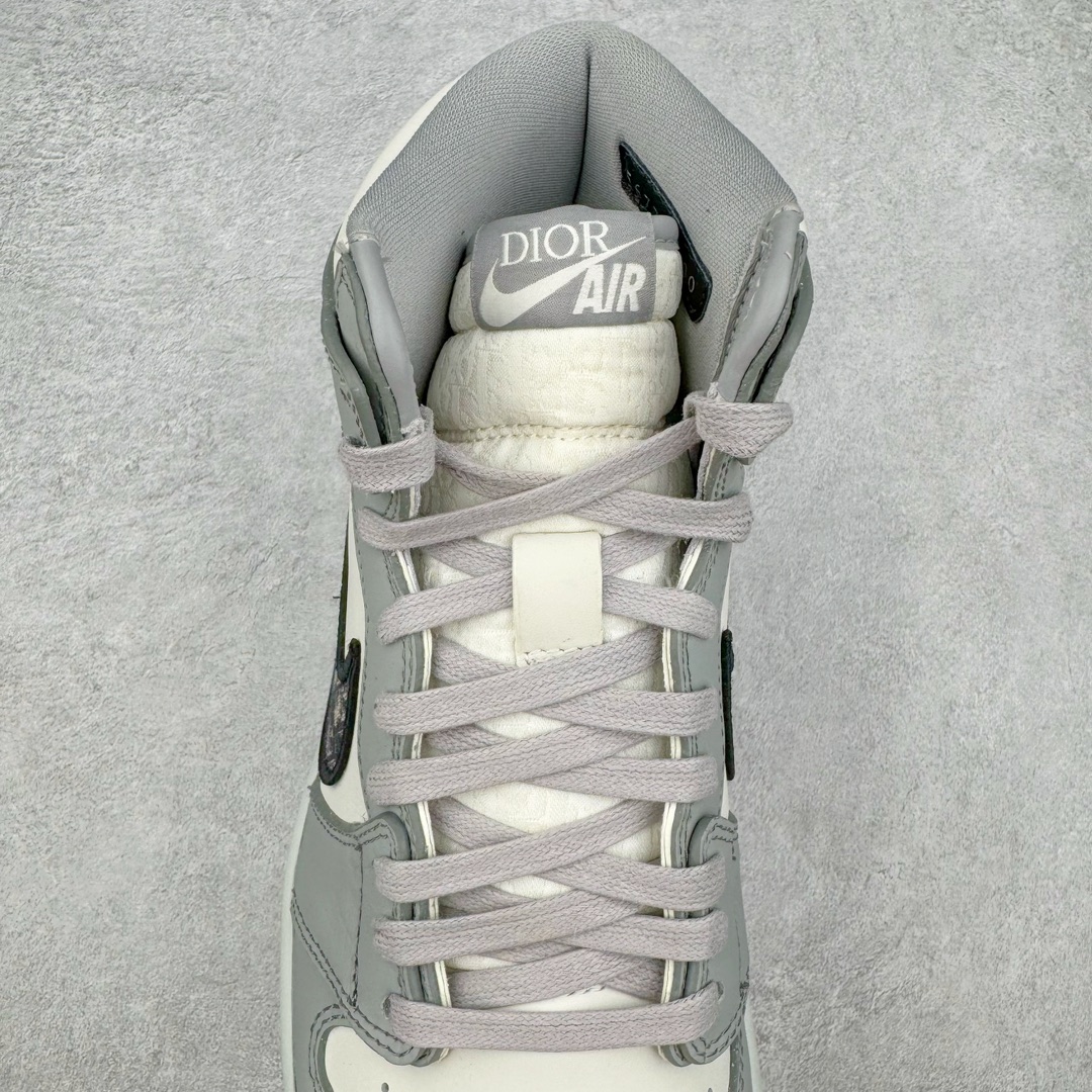 图片[5]-＃纯原 Dior x Air Jordan AJ1 High OG 迪奥联名白灰高帮 CN8607-002 35周年限量联名鞋款选择了Air Jordan 1 为基底打造 选择白色与深灰色拼接呈现鞋身 鞋侧的Swoosh则以黑色刺绣镶边 并满幅点缀有Dior字母印花 鞋舌整体也压印有Dior字母印花 凸显细节 而最为显眼的设计则出现在外底 醒目的蓝色水晶大底内可以透视出黑色的DIOR与飞翼LOGO 联名的身份得以凸显 尺码：36 36.5 37.5 38 38.5 39 40 40.5 41 42 42.5 43 44 45 46 47.5-选品中心