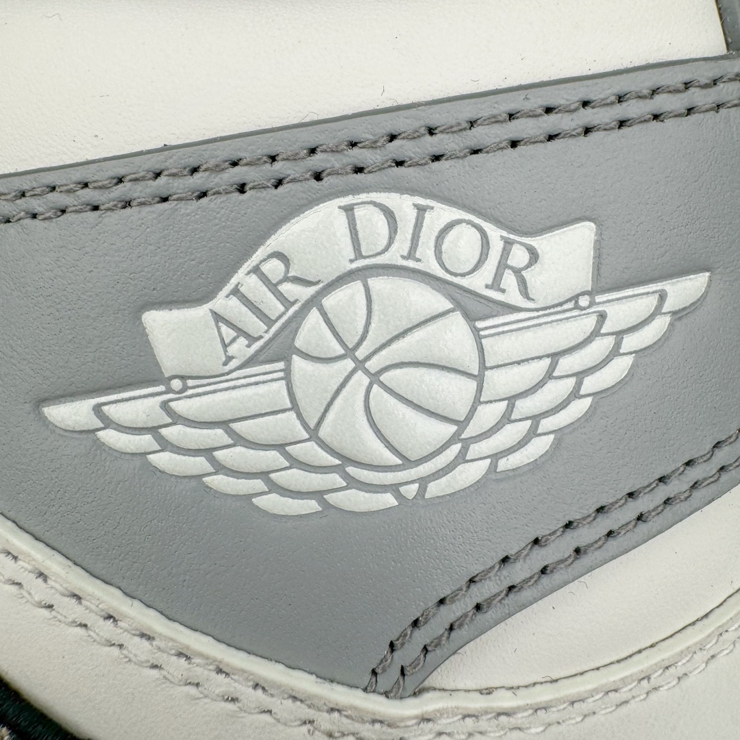 图片[15]-＃纯原 Dior x Air Jordan AJ1 High OG 迪奥联名白灰高帮 CN8607-002 35周年限量联名鞋款选择了Air Jordan 1 为基底打造 选择白色与深灰色拼接呈现鞋身 鞋侧的Swoosh则以黑色刺绣镶边 并满幅点缀有Dior字母印花 鞋舌整体也压印有Dior字母印花 凸显细节 而最为显眼的设计则出现在外底 醒目的蓝色水晶大底内可以透视出黑色的DIOR与飞翼LOGO 联名的身份得以凸显 尺码：36 36.5 37.5 38 38.5 39 40 40.5 41 42 42.5 43 44 45 46 47.5-选品中心