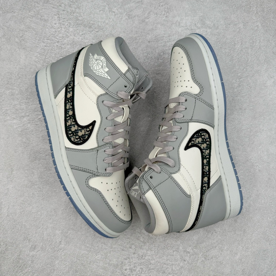 图片[3]-＃纯原 Dior x Air Jordan AJ1 High OG 迪奥联名白灰高帮 CN8607-002 35周年限量联名鞋款选择了Air Jordan 1 为基底打造 选择白色与深灰色拼接呈现鞋身 鞋侧的Swoosh则以黑色刺绣镶边 并满幅点缀有Dior字母印花 鞋舌整体也压印有Dior字母印花 凸显细节 而最为显眼的设计则出现在外底 醒目的蓝色水晶大底内可以透视出黑色的DIOR与飞翼LOGO 联名的身份得以凸显 尺码：36 36.5 37.5 38 38.5 39 40 40.5 41 42 42.5 43 44 45 46 47.5-选品中心