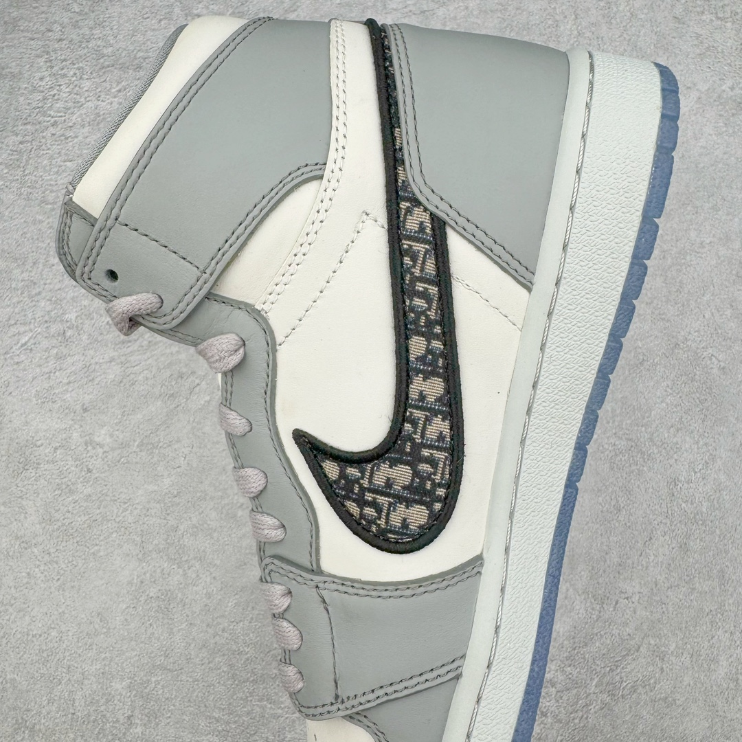 图片[7]-＃纯原 Dior x Air Jordan AJ1 High OG 迪奥联名白灰高帮 CN8607-002 35周年限量联名鞋款选择了Air Jordan 1 为基底打造 选择白色与深灰色拼接呈现鞋身 鞋侧的Swoosh则以黑色刺绣镶边 并满幅点缀有Dior字母印花 鞋舌整体也压印有Dior字母印花 凸显细节 而最为显眼的设计则出现在外底 醒目的蓝色水晶大底内可以透视出黑色的DIOR与飞翼LOGO 联名的身份得以凸显 尺码：36 36.5 37.5 38 38.5 39 40 40.5 41 42 42.5 43 44 45 46 47.5-选品中心