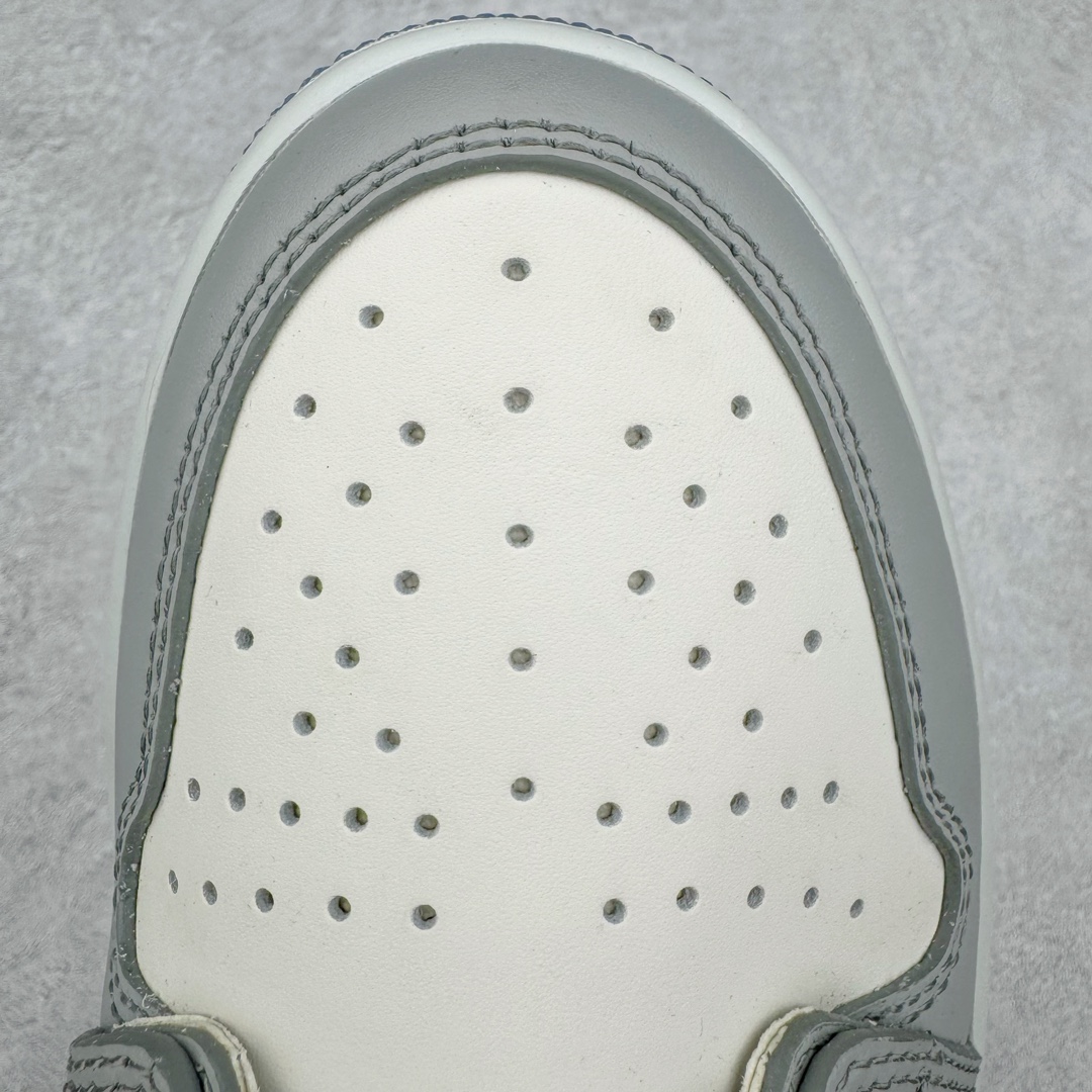 图片[13]-＃纯原 Dior x Air Jordan AJ1 High OG 迪奥联名白灰高帮 CN8607-002 35周年限量联名鞋款选择了Air Jordan 1 为基底打造 选择白色与深灰色拼接呈现鞋身 鞋侧的Swoosh则以黑色刺绣镶边 并满幅点缀有Dior字母印花 鞋舌整体也压印有Dior字母印花 凸显细节 而最为显眼的设计则出现在外底 醒目的蓝色水晶大底内可以透视出黑色的DIOR与飞翼LOGO 联名的身份得以凸显 尺码：36 36.5 37.5 38 38.5 39 40 40.5 41 42 42.5 43 44 45 46 47.5-选品中心