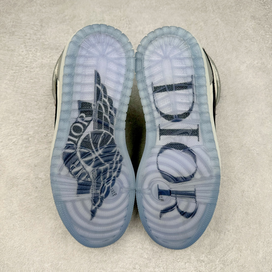 图片[9]-＃纯原 Dior x Air Jordan AJ1 High OG 迪奥联名白灰高帮 CN8607-002 35周年限量联名鞋款选择了Air Jordan 1 为基底打造 选择白色与深灰色拼接呈现鞋身 鞋侧的Swoosh则以黑色刺绣镶边 并满幅点缀有Dior字母印花 鞋舌整体也压印有Dior字母印花 凸显细节 而最为显眼的设计则出现在外底 醒目的蓝色水晶大底内可以透视出黑色的DIOR与飞翼LOGO 联名的身份得以凸显 尺码：36 36.5 37.5 38 38.5 39 40 40.5 41 42 42.5 43 44 45 46 47.5-选品中心