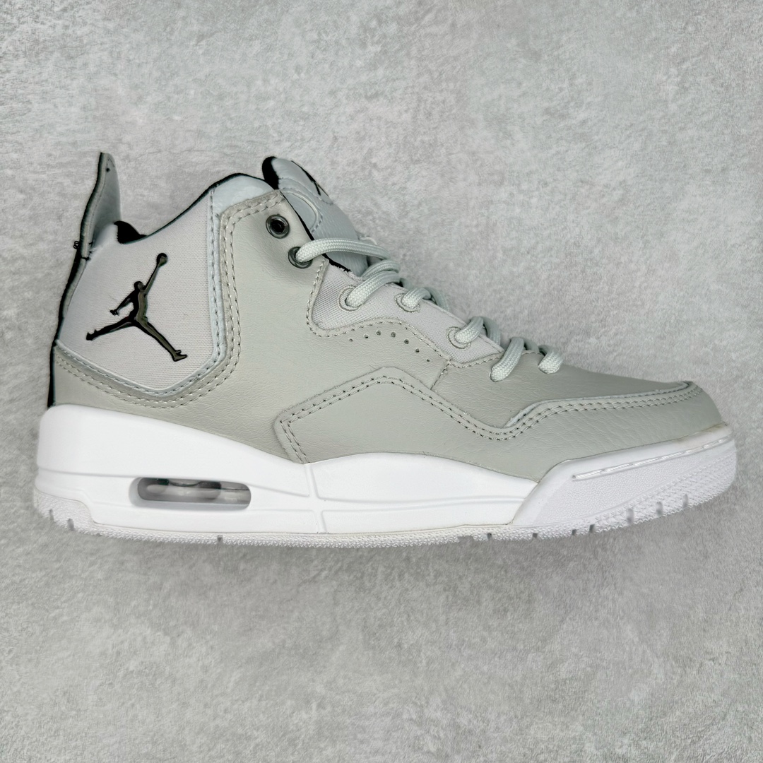 图片[3]-＃福利特价 Air Jordan Courtside AJ23 简版中帮复古休闲运动文化篮球鞋 作为AJ3到AJ4之间的过渡产品，之所以被称为AJ3的简版，它们的造型非常的相似但是也有一些差异，鞋面采用耐磨的牛剖层和人造革鞋面搭配，后跟可以明显看见Air Max气垫。出色的包裹效果让鞋子脚感非常舒适，也让脚掌以及脚面更加的贴合鞋子，在双脚落地产生冲击力的同时，可视气垫可以有效减缓力道，提高鞋子整体的稳定性，既能起到减震的作用，又能保证双足舒适的脚感。另外，灵敏的Phylon中底以及鞋帮的设计，锁住双足，也为前掌提供了有效的包裹。内衬部分采用了透气的织物材料，为脚部的舒适脚感提供了充足的条件。最后就是大底部分，大底采用的是橡胶材质，无论是日常压马路还是简单的运动，都是可以驾驭，鞋底水波纹以及其他不规则图案，也保障了鞋子充足的防滑性以及耐磨性。尺码：36 36.5 37.5 38 38.5 39 40 40.5 41 42 42.5 43 44 44.5 45-选品中心