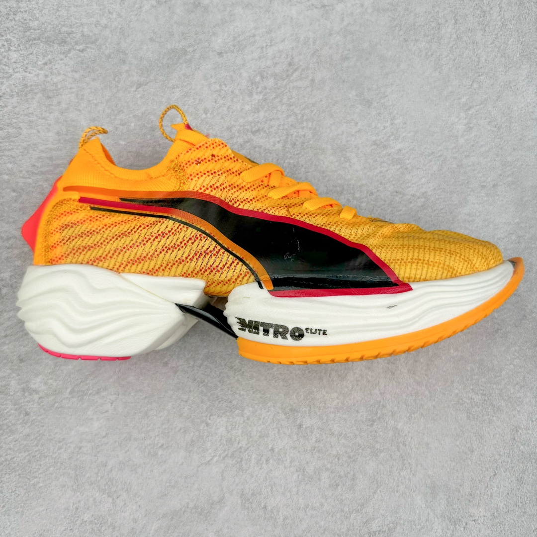 PUMA Fast-R Nitro Elite 彪马系带织物减震防滑耐磨碳板低帮跑步鞋 1、随着竞速跑鞋市场竞争愈发激烈，多数品牌都已经告别了材料和科技堆砌的阶段，进入到在已有科技基础上的精细研磨阶段，如何将新的材料和技术用更合理的工艺为跑鞋带来卓越性能和轻弹脚感成为主要趋势，经过一年的沉淀迭代，PUMA 最新一代比赛日竞速鞋 FAST-R 2 NITRO™ ELITE 正式发布。 2、昨日的蒸蒸日上迎新跑中，沙宇超和陈为芬二人上脚的正是这款鞋，这也是 Fast-R 2 在国内的首次亮相。 3、日本最负盛名的国民接力赛事箱根驿传 100 周年的比赛激战正酣，PUMA 为此也特意推出了 1000 双限量版配色 Fast-R 2 NITRO™ Elite Ekiden Rush。 4、跑野开箱的正是其中一双，箱根无弱旅，在今天的箱根驿传比赛中，参赛队伍立教大学（Rikkyo Univeristy）正是由 PUMA 赞助，这双箱根款鞋身外侧有明显的箱根 100 周年标志，鞋身内侧的接力襷带，则是与赛场上奔跑的立教大学队员们参赛服装的主题色紫色一致，这一设计也扣住了箱根驿传的精华，那就是年轻人最纯粹的极速奔跑以及在一根襷带上的母校荣耀。 5、整体外观方面，前后跟分离式的标志性设计得到延续，中间则是通过 PWRPLATE 碳板相互连接，但这一代碳板延伸面积扩展至脚趾外侧区域，增加了触地面积和区间，为跑动带来更好过渡并在离地时提供更强推动力。 6、厚度方面，Fast-R 2 鞋底厚度顶到了符合正式比赛规定的最大厚度（40 mm）限值，由此得到了缓震与回弹性能最大限度的提升。 7、中底方面，采用 PUMA 最顶级的 NITRO™ ELITE 氮气缓震科技，保证缓冲的基础上追求极致轻量化，与前代产品相比，Fast-R 2 能量存储增加 22%，能量回馈增加46%。 8、两个数值的大幅提升带来的脚感会截然不同，Fast-R 2 有着更轻盈且更经济的跑动反馈，用一个直观数据量化：对一位 230 的马拉松选手来说，这双鞋能节省 1 分 23 秒的完赛时间。 9、鞋面方面，采用新一代 ULTRAWEAVE 鞋面，比上一代鞋面材料轻 20%，内侧仍旧搭载 PWRTAPE 加强筋，确保跑动过程中的轻盈贴合与稳固支撑。 10、大底方面，PUMAGRIP 外底可以应对不同路面，水泥路、柏油路、湿滑地面都有出色的止滑和抓地性能。 11、穿上这双 Fast-R 2，在比赛日也能跑出美洲狮一样迅捷的步伐。 尺码：36 36.5 37.5 38 38.5 39 40 40.5 41 42 42.5 43 44 44.5 45-选品中心