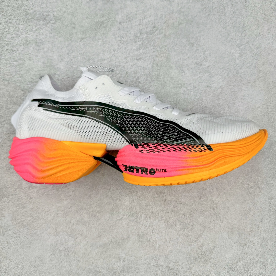 PUMA Fast-R Nitro Elite 彪马系带织物减震防滑耐磨碳板低帮跑步鞋 1、随着竞速跑鞋市场竞争愈发激烈，多数品牌都已经告别了材料和科技堆砌的阶段，进入到在已有科技基础上的精细研磨阶段，如何将新的材料和技术用更合理的工艺为跑鞋带来卓越性能和轻弹脚感成为主要趋势，经过一年的沉淀迭代，PUMA 最新一代比赛日竞速鞋 FAST-R 2 NITRO™ ELITE 正式发布。 2、昨日的蒸蒸日上迎新跑中，沙宇超和陈为芬二人上脚的正是这款鞋，这也是 Fast-R 2 在国内的首次亮相。 3、日本最负盛名的国民接力赛事箱根驿传 100 周年的比赛激战正酣，PUMA 为此也特意推出了 1000 双限量版配色 Fast-R 2 NITRO™ Elite Ekiden Rush。 4、跑野开箱的正是其中一双，箱根无弱旅，在今天的箱根驿传比赛中，参赛队伍立教大学（Rikkyo Univeristy）正是由 PUMA 赞助，这双箱根款鞋身外侧有明显的箱根 100 周年标志，鞋身内侧的接力襷带，则是与赛场上奔跑的立教大学队员们参赛服装的主题色紫色一致，这一设计也扣住了箱根驿传的精华，那就是年轻人最纯粹的极速奔跑以及在一根襷带上的母校荣耀。 5、整体外观方面，前后跟分离式的标志性设计得到延续，中间则是通过 PWRPLATE 碳板相互连接，但这一代碳板延伸面积扩展至脚趾外侧区域，增加了触地面积和区间，为跑动带来更好过渡并在离地时提供更强推动力。 6、厚度方面，Fast-R 2 鞋底厚度顶到了符合正式比赛规定的最大厚度（40 mm）限值，由此得到了缓震与回弹性能最大限度的提升。 7、中底方面，采用 PUMA 最顶级的 NITRO™ ELITE 氮气缓震科技，保证缓冲的基础上追求极致轻量化，与前代产品相比，Fast-R 2 能量存储增加 22%，能量回馈增加46%。 8、两个数值的大幅提升带来的脚感会截然不同，Fast-R 2 有着更轻盈且更经济的跑动反馈，用一个直观数据量化：对一位 230 的马拉松选手来说，这双鞋能节省 1 分 23 秒的完赛时间。 9、鞋面方面，采用新一代 ULTRAWEAVE 鞋面，比上一代鞋面材料轻 20%，内侧仍旧搭载 PWRTAPE 加强筋，确保跑动过程中的轻盈贴合与稳固支撑。 10、大底方面，PUMAGRIP 外底可以应对不同路面，水泥路、柏油路、湿滑地面都有出色的止滑和抓地性能。 11、穿上这双 Fast-R 2，在比赛日也能跑出美洲狮一样迅捷的步伐。 尺码：36 36.5 37.5 38 38.5 39 40 40.5 41 42 42.5 43 44 44.5 45-选品中心