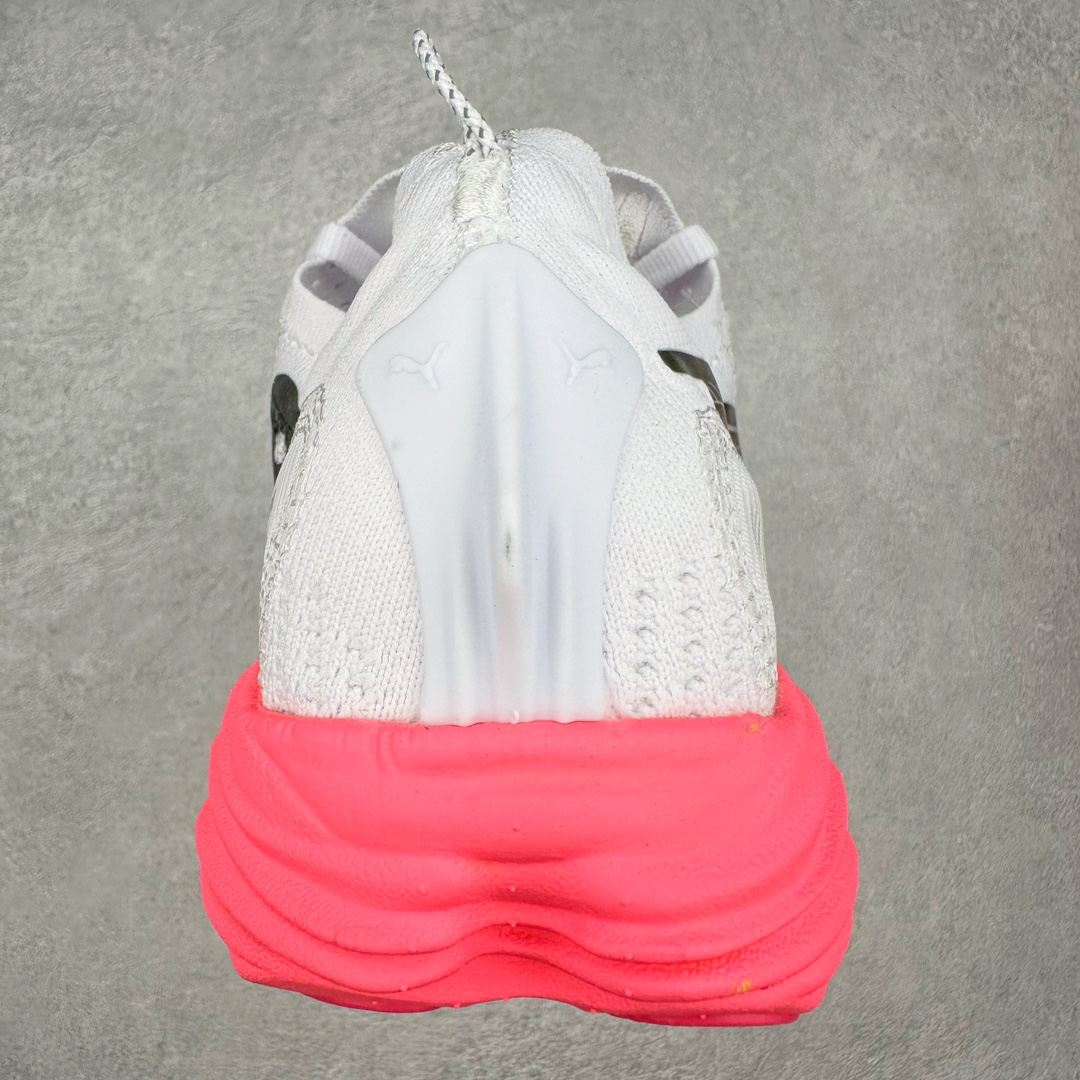 图片[8]-PUMA Fast-R Nitro Elite 彪马系带织物减震防滑耐磨碳板低帮跑步鞋 1、随着竞速跑鞋市场竞争愈发激烈，多数品牌都已经告别了材料和科技堆砌的阶段，进入到在已有科技基础上的精细研磨阶段，如何将新的材料和技术用更合理的工艺为跑鞋带来卓越性能和轻弹脚感成为主要趋势，经过一年的沉淀迭代，PUMA 最新一代比赛日竞速鞋 FAST-R 2 NITRO™ ELITE 正式发布。 2、昨日的蒸蒸日上迎新跑中，沙宇超和陈为芬二人上脚的正是这款鞋，这也是 Fast-R 2 在国内的首次亮相。 3、日本最负盛名的国民接力赛事箱根驿传 100 周年的比赛激战正酣，PUMA 为此也特意推出了 1000 双限量版配色 Fast-R 2 NITRO™ Elite Ekiden Rush。 4、跑野开箱的正是其中一双，箱根无弱旅，在今天的箱根驿传比赛中，参赛队伍立教大学（Rikkyo Univeristy）正是由 PUMA 赞助，这双箱根款鞋身外侧有明显的箱根 100 周年标志，鞋身内侧的接力襷带，则是与赛场上奔跑的立教大学队员们参赛服装的主题色紫色一致，这一设计也扣住了箱根驿传的精华，那就是年轻人最纯粹的极速奔跑以及在一根襷带上的母校荣耀。 5、整体外观方面，前后跟分离式的标志性设计得到延续，中间则是通过 PWRPLATE 碳板相互连接，但这一代碳板延伸面积扩展至脚趾外侧区域，增加了触地面积和区间，为跑动带来更好过渡并在离地时提供更强推动力。 6、厚度方面，Fast-R 2 鞋底厚度顶到了符合正式比赛规定的最大厚度（40 mm）限值，由此得到了缓震与回弹性能最大限度的提升。 7、中底方面，采用 PUMA 最顶级的 NITRO™ ELITE 氮气缓震科技，保证缓冲的基础上追求极致轻量化，与前代产品相比，Fast-R 2 能量存储增加 22%，能量回馈增加46%。 8、两个数值的大幅提升带来的脚感会截然不同，Fast-R 2 有着更轻盈且更经济的跑动反馈，用一个直观数据量化：对一位 230 的马拉松选手来说，这双鞋能节省 1 分 23 秒的完赛时间。 9、鞋面方面，采用新一代 ULTRAWEAVE 鞋面，比上一代鞋面材料轻 20%，内侧仍旧搭载 PWRTAPE 加强筋，确保跑动过程中的轻盈贴合与稳固支撑。 10、大底方面，PUMAGRIP 外底可以应对不同路面，水泥路、柏油路、湿滑地面都有出色的止滑和抓地性能。 11、穿上这双 Fast-R 2，在比赛日也能跑出美洲狮一样迅捷的步伐。 尺码：36 36.5 37.5 38 38.5 39 40 40.5 41 42 42.5 43 44 44.5 45-选品中心