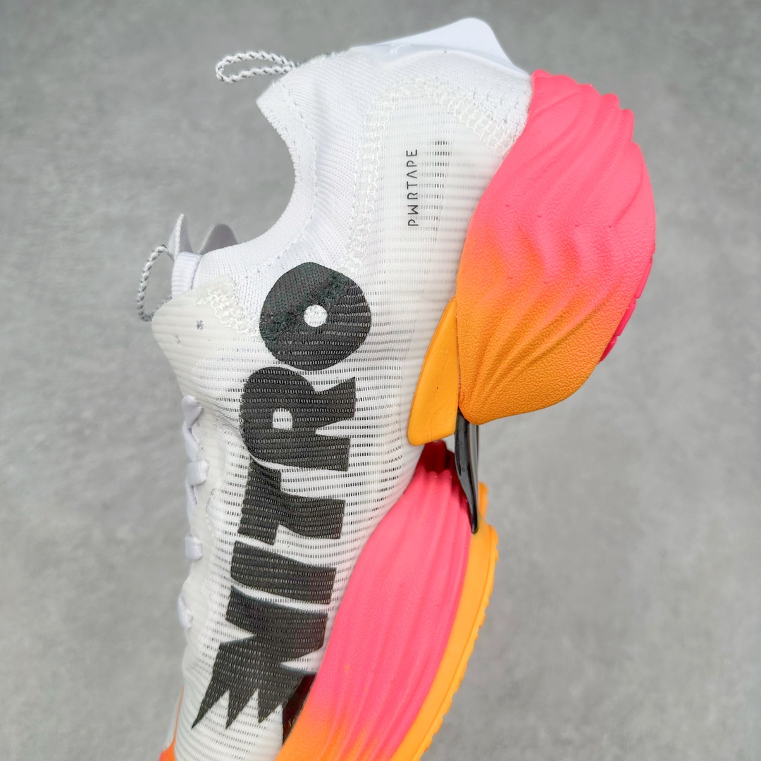 图片[7]-PUMA Fast-R Nitro Elite 彪马系带织物减震防滑耐磨碳板低帮跑步鞋 1、随着竞速跑鞋市场竞争愈发激烈，多数品牌都已经告别了材料和科技堆砌的阶段，进入到在已有科技基础上的精细研磨阶段，如何将新的材料和技术用更合理的工艺为跑鞋带来卓越性能和轻弹脚感成为主要趋势，经过一年的沉淀迭代，PUMA 最新一代比赛日竞速鞋 FAST-R 2 NITRO™ ELITE 正式发布。 2、昨日的蒸蒸日上迎新跑中，沙宇超和陈为芬二人上脚的正是这款鞋，这也是 Fast-R 2 在国内的首次亮相。 3、日本最负盛名的国民接力赛事箱根驿传 100 周年的比赛激战正酣，PUMA 为此也特意推出了 1000 双限量版配色 Fast-R 2 NITRO™ Elite Ekiden Rush。 4、跑野开箱的正是其中一双，箱根无弱旅，在今天的箱根驿传比赛中，参赛队伍立教大学（Rikkyo Univeristy）正是由 PUMA 赞助，这双箱根款鞋身外侧有明显的箱根 100 周年标志，鞋身内侧的接力襷带，则是与赛场上奔跑的立教大学队员们参赛服装的主题色紫色一致，这一设计也扣住了箱根驿传的精华，那就是年轻人最纯粹的极速奔跑以及在一根襷带上的母校荣耀。 5、整体外观方面，前后跟分离式的标志性设计得到延续，中间则是通过 PWRPLATE 碳板相互连接，但这一代碳板延伸面积扩展至脚趾外侧区域，增加了触地面积和区间，为跑动带来更好过渡并在离地时提供更强推动力。 6、厚度方面，Fast-R 2 鞋底厚度顶到了符合正式比赛规定的最大厚度（40 mm）限值，由此得到了缓震与回弹性能最大限度的提升。 7、中底方面，采用 PUMA 最顶级的 NITRO™ ELITE 氮气缓震科技，保证缓冲的基础上追求极致轻量化，与前代产品相比，Fast-R 2 能量存储增加 22%，能量回馈增加46%。 8、两个数值的大幅提升带来的脚感会截然不同，Fast-R 2 有着更轻盈且更经济的跑动反馈，用一个直观数据量化：对一位 230 的马拉松选手来说，这双鞋能节省 1 分 23 秒的完赛时间。 9、鞋面方面，采用新一代 ULTRAWEAVE 鞋面，比上一代鞋面材料轻 20%，内侧仍旧搭载 PWRTAPE 加强筋，确保跑动过程中的轻盈贴合与稳固支撑。 10、大底方面，PUMAGRIP 外底可以应对不同路面，水泥路、柏油路、湿滑地面都有出色的止滑和抓地性能。 11、穿上这双 Fast-R 2，在比赛日也能跑出美洲狮一样迅捷的步伐。 尺码：36 36.5 37.5 38 38.5 39 40 40.5 41 42 42.5 43 44 44.5 45-选品中心