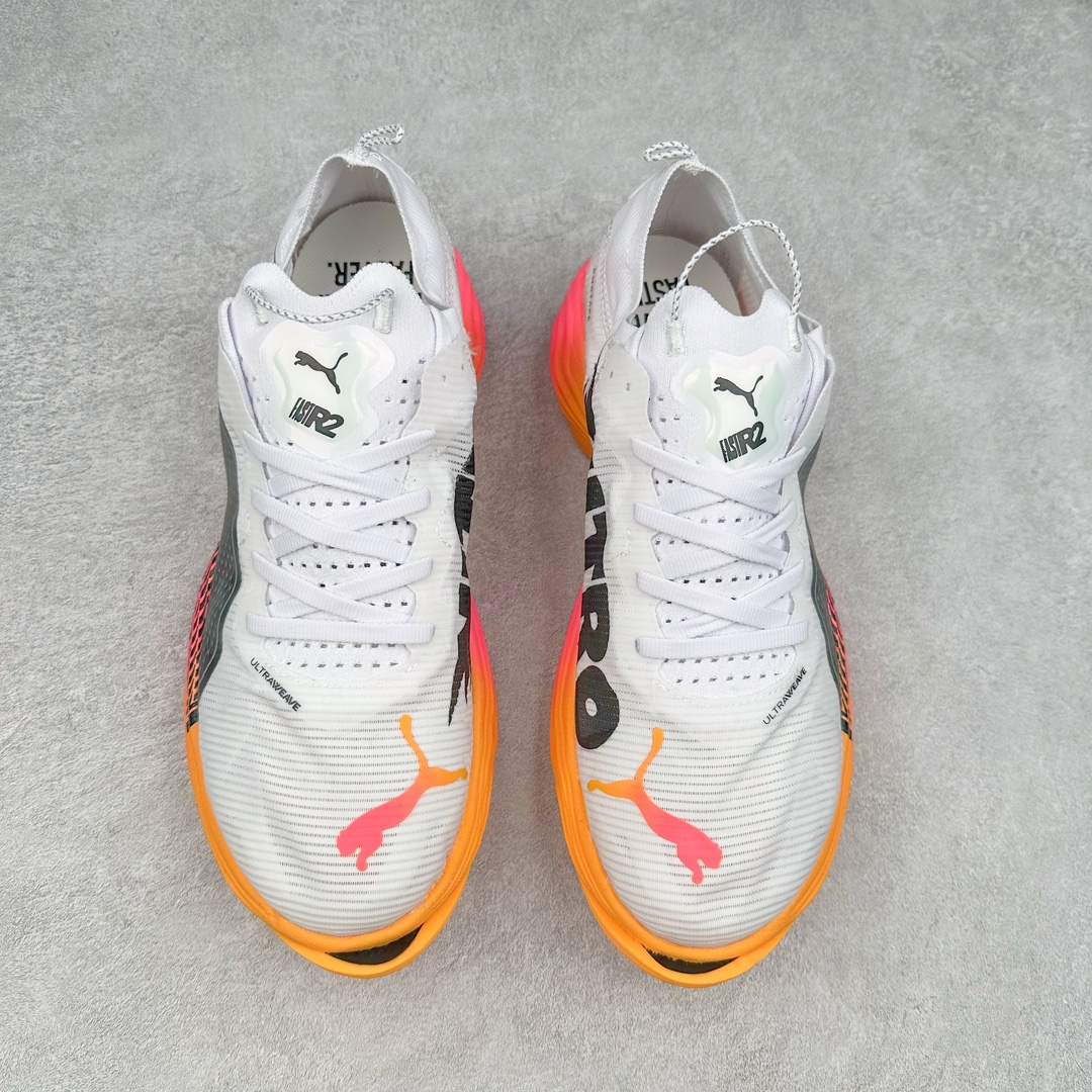 图片[2]-PUMA Fast-R Nitro Elite 彪马系带织物减震防滑耐磨碳板低帮跑步鞋 1、随着竞速跑鞋市场竞争愈发激烈，多数品牌都已经告别了材料和科技堆砌的阶段，进入到在已有科技基础上的精细研磨阶段，如何将新的材料和技术用更合理的工艺为跑鞋带来卓越性能和轻弹脚感成为主要趋势，经过一年的沉淀迭代，PUMA 最新一代比赛日竞速鞋 FAST-R 2 NITRO™ ELITE 正式发布。 2、昨日的蒸蒸日上迎新跑中，沙宇超和陈为芬二人上脚的正是这款鞋，这也是 Fast-R 2 在国内的首次亮相。 3、日本最负盛名的国民接力赛事箱根驿传 100 周年的比赛激战正酣，PUMA 为此也特意推出了 1000 双限量版配色 Fast-R 2 NITRO™ Elite Ekiden Rush。 4、跑野开箱的正是其中一双，箱根无弱旅，在今天的箱根驿传比赛中，参赛队伍立教大学（Rikkyo Univeristy）正是由 PUMA 赞助，这双箱根款鞋身外侧有明显的箱根 100 周年标志，鞋身内侧的接力襷带，则是与赛场上奔跑的立教大学队员们参赛服装的主题色紫色一致，这一设计也扣住了箱根驿传的精华，那就是年轻人最纯粹的极速奔跑以及在一根襷带上的母校荣耀。 5、整体外观方面，前后跟分离式的标志性设计得到延续，中间则是通过 PWRPLATE 碳板相互连接，但这一代碳板延伸面积扩展至脚趾外侧区域，增加了触地面积和区间，为跑动带来更好过渡并在离地时提供更强推动力。 6、厚度方面，Fast-R 2 鞋底厚度顶到了符合正式比赛规定的最大厚度（40 mm）限值，由此得到了缓震与回弹性能最大限度的提升。 7、中底方面，采用 PUMA 最顶级的 NITRO™ ELITE 氮气缓震科技，保证缓冲的基础上追求极致轻量化，与前代产品相比，Fast-R 2 能量存储增加 22%，能量回馈增加46%。 8、两个数值的大幅提升带来的脚感会截然不同，Fast-R 2 有着更轻盈且更经济的跑动反馈，用一个直观数据量化：对一位 230 的马拉松选手来说，这双鞋能节省 1 分 23 秒的完赛时间。 9、鞋面方面，采用新一代 ULTRAWEAVE 鞋面，比上一代鞋面材料轻 20%，内侧仍旧搭载 PWRTAPE 加强筋，确保跑动过程中的轻盈贴合与稳固支撑。 10、大底方面，PUMAGRIP 外底可以应对不同路面，水泥路、柏油路、湿滑地面都有出色的止滑和抓地性能。 11、穿上这双 Fast-R 2，在比赛日也能跑出美洲狮一样迅捷的步伐。 尺码：36 36.5 37.5 38 38.5 39 40 40.5 41 42 42.5 43 44 44.5 45-选品中心