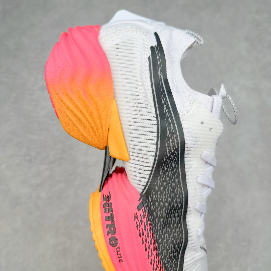 图片[6]-PUMA Fast-R Nitro Elite 彪马系带织物减震防滑耐磨碳板低帮跑步鞋 1、随着竞速跑鞋市场竞争愈发激烈，多数品牌都已经告别了材料和科技堆砌的阶段，进入到在已有科技基础上的精细研磨阶段，如何将新的材料和技术用更合理的工艺为跑鞋带来卓越性能和轻弹脚感成为主要趋势，经过一年的沉淀迭代，PUMA 最新一代比赛日竞速鞋 FAST-R 2 NITRO™ ELITE 正式发布。 2、昨日的蒸蒸日上迎新跑中，沙宇超和陈为芬二人上脚的正是这款鞋，这也是 Fast-R 2 在国内的首次亮相。 3、日本最负盛名的国民接力赛事箱根驿传 100 周年的比赛激战正酣，PUMA 为此也特意推出了 1000 双限量版配色 Fast-R 2 NITRO™ Elite Ekiden Rush。 4、跑野开箱的正是其中一双，箱根无弱旅，在今天的箱根驿传比赛中，参赛队伍立教大学（Rikkyo Univeristy）正是由 PUMA 赞助，这双箱根款鞋身外侧有明显的箱根 100 周年标志，鞋身内侧的接力襷带，则是与赛场上奔跑的立教大学队员们参赛服装的主题色紫色一致，这一设计也扣住了箱根驿传的精华，那就是年轻人最纯粹的极速奔跑以及在一根襷带上的母校荣耀。 5、整体外观方面，前后跟分离式的标志性设计得到延续，中间则是通过 PWRPLATE 碳板相互连接，但这一代碳板延伸面积扩展至脚趾外侧区域，增加了触地面积和区间，为跑动带来更好过渡并在离地时提供更强推动力。 6、厚度方面，Fast-R 2 鞋底厚度顶到了符合正式比赛规定的最大厚度（40 mm）限值，由此得到了缓震与回弹性能最大限度的提升。 7、中底方面，采用 PUMA 最顶级的 NITRO™ ELITE 氮气缓震科技，保证缓冲的基础上追求极致轻量化，与前代产品相比，Fast-R 2 能量存储增加 22%，能量回馈增加46%。 8、两个数值的大幅提升带来的脚感会截然不同，Fast-R 2 有着更轻盈且更经济的跑动反馈，用一个直观数据量化：对一位 230 的马拉松选手来说，这双鞋能节省 1 分 23 秒的完赛时间。 9、鞋面方面，采用新一代 ULTRAWEAVE 鞋面，比上一代鞋面材料轻 20%，内侧仍旧搭载 PWRTAPE 加强筋，确保跑动过程中的轻盈贴合与稳固支撑。 10、大底方面，PUMAGRIP 外底可以应对不同路面，水泥路、柏油路、湿滑地面都有出色的止滑和抓地性能。 11、穿上这双 Fast-R 2，在比赛日也能跑出美洲狮一样迅捷的步伐。 尺码：36 36.5 37.5 38 38.5 39 40 40.5 41 42 42.5 43 44 44.5 45-选品中心