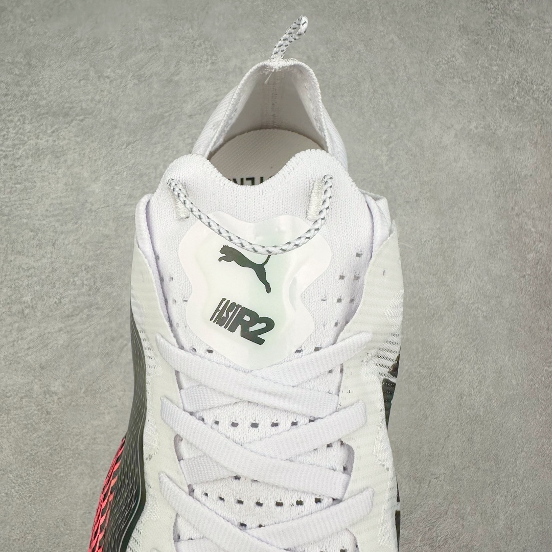 图片[5]-PUMA Fast-R Nitro Elite 彪马系带织物减震防滑耐磨碳板低帮跑步鞋 1、随着竞速跑鞋市场竞争愈发激烈，多数品牌都已经告别了材料和科技堆砌的阶段，进入到在已有科技基础上的精细研磨阶段，如何将新的材料和技术用更合理的工艺为跑鞋带来卓越性能和轻弹脚感成为主要趋势，经过一年的沉淀迭代，PUMA 最新一代比赛日竞速鞋 FAST-R 2 NITRO™ ELITE 正式发布。 2、昨日的蒸蒸日上迎新跑中，沙宇超和陈为芬二人上脚的正是这款鞋，这也是 Fast-R 2 在国内的首次亮相。 3、日本最负盛名的国民接力赛事箱根驿传 100 周年的比赛激战正酣，PUMA 为此也特意推出了 1000 双限量版配色 Fast-R 2 NITRO™ Elite Ekiden Rush。 4、跑野开箱的正是其中一双，箱根无弱旅，在今天的箱根驿传比赛中，参赛队伍立教大学（Rikkyo Univeristy）正是由 PUMA 赞助，这双箱根款鞋身外侧有明显的箱根 100 周年标志，鞋身内侧的接力襷带，则是与赛场上奔跑的立教大学队员们参赛服装的主题色紫色一致，这一设计也扣住了箱根驿传的精华，那就是年轻人最纯粹的极速奔跑以及在一根襷带上的母校荣耀。 5、整体外观方面，前后跟分离式的标志性设计得到延续，中间则是通过 PWRPLATE 碳板相互连接，但这一代碳板延伸面积扩展至脚趾外侧区域，增加了触地面积和区间，为跑动带来更好过渡并在离地时提供更强推动力。 6、厚度方面，Fast-R 2 鞋底厚度顶到了符合正式比赛规定的最大厚度（40 mm）限值，由此得到了缓震与回弹性能最大限度的提升。 7、中底方面，采用 PUMA 最顶级的 NITRO™ ELITE 氮气缓震科技，保证缓冲的基础上追求极致轻量化，与前代产品相比，Fast-R 2 能量存储增加 22%，能量回馈增加46%。 8、两个数值的大幅提升带来的脚感会截然不同，Fast-R 2 有着更轻盈且更经济的跑动反馈，用一个直观数据量化：对一位 230 的马拉松选手来说，这双鞋能节省 1 分 23 秒的完赛时间。 9、鞋面方面，采用新一代 ULTRAWEAVE 鞋面，比上一代鞋面材料轻 20%，内侧仍旧搭载 PWRTAPE 加强筋，确保跑动过程中的轻盈贴合与稳固支撑。 10、大底方面，PUMAGRIP 外底可以应对不同路面，水泥路、柏油路、湿滑地面都有出色的止滑和抓地性能。 11、穿上这双 Fast-R 2，在比赛日也能跑出美洲狮一样迅捷的步伐。 尺码：36 36.5 37.5 38 38.5 39 40 40.5 41 42 42.5 43 44 44.5 45-选品中心