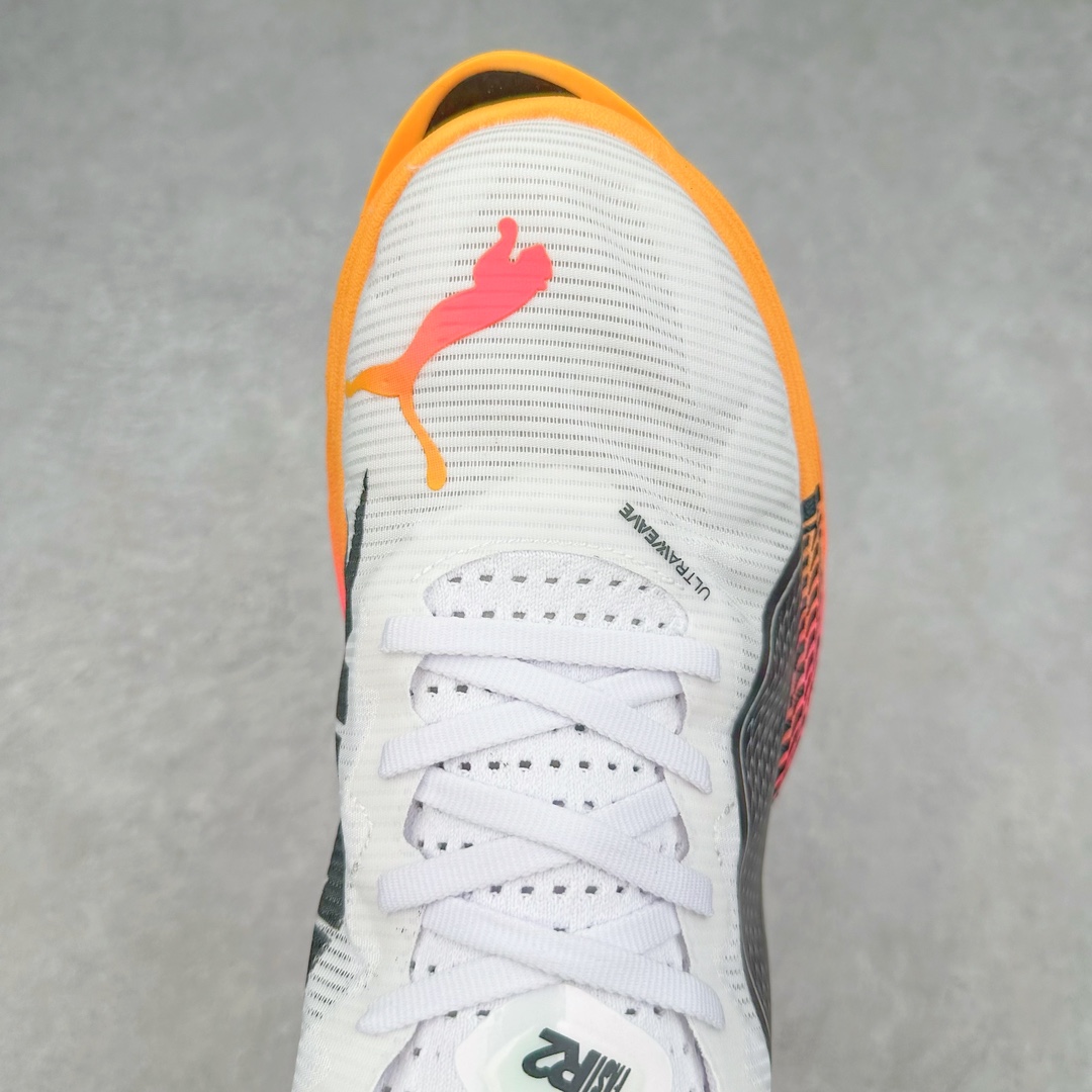 图片[4]-PUMA Fast-R Nitro Elite 彪马系带织物减震防滑耐磨碳板低帮跑步鞋 1、随着竞速跑鞋市场竞争愈发激烈，多数品牌都已经告别了材料和科技堆砌的阶段，进入到在已有科技基础上的精细研磨阶段，如何将新的材料和技术用更合理的工艺为跑鞋带来卓越性能和轻弹脚感成为主要趋势，经过一年的沉淀迭代，PUMA 最新一代比赛日竞速鞋 FAST-R 2 NITRO™ ELITE 正式发布。 2、昨日的蒸蒸日上迎新跑中，沙宇超和陈为芬二人上脚的正是这款鞋，这也是 Fast-R 2 在国内的首次亮相。 3、日本最负盛名的国民接力赛事箱根驿传 100 周年的比赛激战正酣，PUMA 为此也特意推出了 1000 双限量版配色 Fast-R 2 NITRO™ Elite Ekiden Rush。 4、跑野开箱的正是其中一双，箱根无弱旅，在今天的箱根驿传比赛中，参赛队伍立教大学（Rikkyo Univeristy）正是由 PUMA 赞助，这双箱根款鞋身外侧有明显的箱根 100 周年标志，鞋身内侧的接力襷带，则是与赛场上奔跑的立教大学队员们参赛服装的主题色紫色一致，这一设计也扣住了箱根驿传的精华，那就是年轻人最纯粹的极速奔跑以及在一根襷带上的母校荣耀。 5、整体外观方面，前后跟分离式的标志性设计得到延续，中间则是通过 PWRPLATE 碳板相互连接，但这一代碳板延伸面积扩展至脚趾外侧区域，增加了触地面积和区间，为跑动带来更好过渡并在离地时提供更强推动力。 6、厚度方面，Fast-R 2 鞋底厚度顶到了符合正式比赛规定的最大厚度（40 mm）限值，由此得到了缓震与回弹性能最大限度的提升。 7、中底方面，采用 PUMA 最顶级的 NITRO™ ELITE 氮气缓震科技，保证缓冲的基础上追求极致轻量化，与前代产品相比，Fast-R 2 能量存储增加 22%，能量回馈增加46%。 8、两个数值的大幅提升带来的脚感会截然不同，Fast-R 2 有着更轻盈且更经济的跑动反馈，用一个直观数据量化：对一位 230 的马拉松选手来说，这双鞋能节省 1 分 23 秒的完赛时间。 9、鞋面方面，采用新一代 ULTRAWEAVE 鞋面，比上一代鞋面材料轻 20%，内侧仍旧搭载 PWRTAPE 加强筋，确保跑动过程中的轻盈贴合与稳固支撑。 10、大底方面，PUMAGRIP 外底可以应对不同路面，水泥路、柏油路、湿滑地面都有出色的止滑和抓地性能。 11、穿上这双 Fast-R 2，在比赛日也能跑出美洲狮一样迅捷的步伐。 尺码：36 36.5 37.5 38 38.5 39 40 40.5 41 42 42.5 43 44 44.5 45-选品中心
