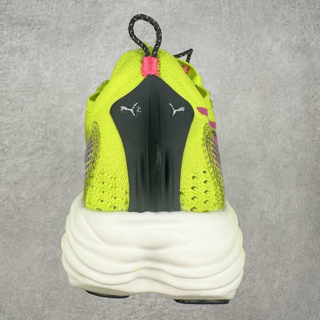 图片[8]-PUMA Fast-R Nitro Elite 彪马系带织物减震防滑耐磨碳板低帮跑步鞋 1、随着竞速跑鞋市场竞争愈发激烈，多数品牌都已经告别了材料和科技堆砌的阶段，进入到在已有科技基础上的精细研磨阶段，如何将新的材料和技术用更合理的工艺为跑鞋带来卓越性能和轻弹脚感成为主要趋势，经过一年的沉淀迭代，PUMA 最新一代比赛日竞速鞋 FAST-R 2 NITRO™ ELITE 正式发布。 2、昨日的蒸蒸日上迎新跑中，沙宇超和陈为芬二人上脚的正是这款鞋，这也是 Fast-R 2 在国内的首次亮相。 3、日本最负盛名的国民接力赛事箱根驿传 100 周年的比赛激战正酣，PUMA 为此也特意推出了 1000 双限量版配色 Fast-R 2 NITRO™ Elite Ekiden Rush。 4、跑野开箱的正是其中一双，箱根无弱旅，在今天的箱根驿传比赛中，参赛队伍立教大学（Rikkyo Univeristy）正是由 PUMA 赞助，这双箱根款鞋身外侧有明显的箱根 100 周年标志，鞋身内侧的接力襷带，则是与赛场上奔跑的立教大学队员们参赛服装的主题色紫色一致，这一设计也扣住了箱根驿传的精华，那就是年轻人最纯粹的极速奔跑以及在一根襷带上的母校荣耀。 5、整体外观方面，前后跟分离式的标志性设计得到延续，中间则是通过 PWRPLATE 碳板相互连接，但这一代碳板延伸面积扩展至脚趾外侧区域，增加了触地面积和区间，为跑动带来更好过渡并在离地时提供更强推动力。 6、厚度方面，Fast-R 2 鞋底厚度顶到了符合正式比赛规定的最大厚度（40 mm）限值，由此得到了缓震与回弹性能最大限度的提升。 7、中底方面，采用 PUMA 最顶级的 NITRO™ ELITE 氮气缓震科技，保证缓冲的基础上追求极致轻量化，与前代产品相比，Fast-R 2 能量存储增加 22%，能量回馈增加46%。 8、两个数值的大幅提升带来的脚感会截然不同，Fast-R 2 有着更轻盈且更经济的跑动反馈，用一个直观数据量化：对一位 230 的马拉松选手来说，这双鞋能节省 1 分 23 秒的完赛时间。 9、鞋面方面，采用新一代 ULTRAWEAVE 鞋面，比上一代鞋面材料轻 20%，内侧仍旧搭载 PWRTAPE 加强筋，确保跑动过程中的轻盈贴合与稳固支撑。 10、大底方面，PUMAGRIP 外底可以应对不同路面，水泥路、柏油路、湿滑地面都有出色的止滑和抓地性能。 11、穿上这双 Fast-R 2，在比赛日也能跑出美洲狮一样迅捷的步伐。 尺码：36 36.5 37.5 38 38.5 39 40 40.5 41 42 42.5 43 44 44.5 45-选品中心