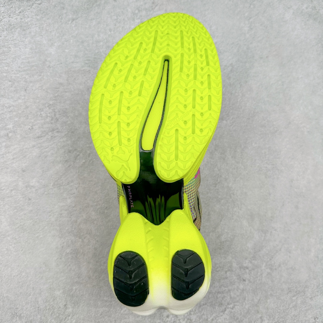 图片[9]-PUMA Fast-R Nitro Elite 彪马系带织物减震防滑耐磨碳板低帮跑步鞋 1、随着竞速跑鞋市场竞争愈发激烈，多数品牌都已经告别了材料和科技堆砌的阶段，进入到在已有科技基础上的精细研磨阶段，如何将新的材料和技术用更合理的工艺为跑鞋带来卓越性能和轻弹脚感成为主要趋势，经过一年的沉淀迭代，PUMA 最新一代比赛日竞速鞋 FAST-R 2 NITRO™ ELITE 正式发布。 2、昨日的蒸蒸日上迎新跑中，沙宇超和陈为芬二人上脚的正是这款鞋，这也是 Fast-R 2 在国内的首次亮相。 3、日本最负盛名的国民接力赛事箱根驿传 100 周年的比赛激战正酣，PUMA 为此也特意推出了 1000 双限量版配色 Fast-R 2 NITRO™ Elite Ekiden Rush。 4、跑野开箱的正是其中一双，箱根无弱旅，在今天的箱根驿传比赛中，参赛队伍立教大学（Rikkyo Univeristy）正是由 PUMA 赞助，这双箱根款鞋身外侧有明显的箱根 100 周年标志，鞋身内侧的接力襷带，则是与赛场上奔跑的立教大学队员们参赛服装的主题色紫色一致，这一设计也扣住了箱根驿传的精华，那就是年轻人最纯粹的极速奔跑以及在一根襷带上的母校荣耀。 5、整体外观方面，前后跟分离式的标志性设计得到延续，中间则是通过 PWRPLATE 碳板相互连接，但这一代碳板延伸面积扩展至脚趾外侧区域，增加了触地面积和区间，为跑动带来更好过渡并在离地时提供更强推动力。 6、厚度方面，Fast-R 2 鞋底厚度顶到了符合正式比赛规定的最大厚度（40 mm）限值，由此得到了缓震与回弹性能最大限度的提升。 7、中底方面，采用 PUMA 最顶级的 NITRO™ ELITE 氮气缓震科技，保证缓冲的基础上追求极致轻量化，与前代产品相比，Fast-R 2 能量存储增加 22%，能量回馈增加46%。 8、两个数值的大幅提升带来的脚感会截然不同，Fast-R 2 有着更轻盈且更经济的跑动反馈，用一个直观数据量化：对一位 230 的马拉松选手来说，这双鞋能节省 1 分 23 秒的完赛时间。 9、鞋面方面，采用新一代 ULTRAWEAVE 鞋面，比上一代鞋面材料轻 20%，内侧仍旧搭载 PWRTAPE 加强筋，确保跑动过程中的轻盈贴合与稳固支撑。 10、大底方面，PUMAGRIP 外底可以应对不同路面，水泥路、柏油路、湿滑地面都有出色的止滑和抓地性能。 11、穿上这双 Fast-R 2，在比赛日也能跑出美洲狮一样迅捷的步伐。 尺码：36 36.5 37.5 38 38.5 39 40 40.5 41 42 42.5 43 44 44.5 45-选品中心
