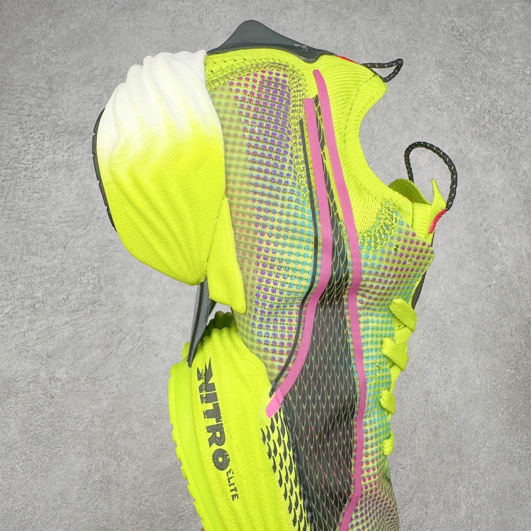 图片[6]-PUMA Fast-R Nitro Elite 彪马系带织物减震防滑耐磨碳板低帮跑步鞋 1、随着竞速跑鞋市场竞争愈发激烈，多数品牌都已经告别了材料和科技堆砌的阶段，进入到在已有科技基础上的精细研磨阶段，如何将新的材料和技术用更合理的工艺为跑鞋带来卓越性能和轻弹脚感成为主要趋势，经过一年的沉淀迭代，PUMA 最新一代比赛日竞速鞋 FAST-R 2 NITRO™ ELITE 正式发布。 2、昨日的蒸蒸日上迎新跑中，沙宇超和陈为芬二人上脚的正是这款鞋，这也是 Fast-R 2 在国内的首次亮相。 3、日本最负盛名的国民接力赛事箱根驿传 100 周年的比赛激战正酣，PUMA 为此也特意推出了 1000 双限量版配色 Fast-R 2 NITRO™ Elite Ekiden Rush。 4、跑野开箱的正是其中一双，箱根无弱旅，在今天的箱根驿传比赛中，参赛队伍立教大学（Rikkyo Univeristy）正是由 PUMA 赞助，这双箱根款鞋身外侧有明显的箱根 100 周年标志，鞋身内侧的接力襷带，则是与赛场上奔跑的立教大学队员们参赛服装的主题色紫色一致，这一设计也扣住了箱根驿传的精华，那就是年轻人最纯粹的极速奔跑以及在一根襷带上的母校荣耀。 5、整体外观方面，前后跟分离式的标志性设计得到延续，中间则是通过 PWRPLATE 碳板相互连接，但这一代碳板延伸面积扩展至脚趾外侧区域，增加了触地面积和区间，为跑动带来更好过渡并在离地时提供更强推动力。 6、厚度方面，Fast-R 2 鞋底厚度顶到了符合正式比赛规定的最大厚度（40 mm）限值，由此得到了缓震与回弹性能最大限度的提升。 7、中底方面，采用 PUMA 最顶级的 NITRO™ ELITE 氮气缓震科技，保证缓冲的基础上追求极致轻量化，与前代产品相比，Fast-R 2 能量存储增加 22%，能量回馈增加46%。 8、两个数值的大幅提升带来的脚感会截然不同，Fast-R 2 有着更轻盈且更经济的跑动反馈，用一个直观数据量化：对一位 230 的马拉松选手来说，这双鞋能节省 1 分 23 秒的完赛时间。 9、鞋面方面，采用新一代 ULTRAWEAVE 鞋面，比上一代鞋面材料轻 20%，内侧仍旧搭载 PWRTAPE 加强筋，确保跑动过程中的轻盈贴合与稳固支撑。 10、大底方面，PUMAGRIP 外底可以应对不同路面，水泥路、柏油路、湿滑地面都有出色的止滑和抓地性能。 11、穿上这双 Fast-R 2，在比赛日也能跑出美洲狮一样迅捷的步伐。 尺码：36 36.5 37.5 38 38.5 39 40 40.5 41 42 42.5 43 44 44.5 45-选品中心