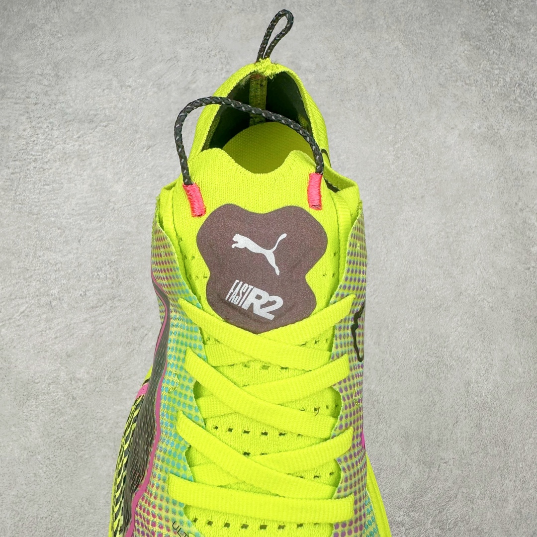 图片[5]-PUMA Fast-R Nitro Elite 彪马系带织物减震防滑耐磨碳板低帮跑步鞋 1、随着竞速跑鞋市场竞争愈发激烈，多数品牌都已经告别了材料和科技堆砌的阶段，进入到在已有科技基础上的精细研磨阶段，如何将新的材料和技术用更合理的工艺为跑鞋带来卓越性能和轻弹脚感成为主要趋势，经过一年的沉淀迭代，PUMA 最新一代比赛日竞速鞋 FAST-R 2 NITRO™ ELITE 正式发布。 2、昨日的蒸蒸日上迎新跑中，沙宇超和陈为芬二人上脚的正是这款鞋，这也是 Fast-R 2 在国内的首次亮相。 3、日本最负盛名的国民接力赛事箱根驿传 100 周年的比赛激战正酣，PUMA 为此也特意推出了 1000 双限量版配色 Fast-R 2 NITRO™ Elite Ekiden Rush。 4、跑野开箱的正是其中一双，箱根无弱旅，在今天的箱根驿传比赛中，参赛队伍立教大学（Rikkyo Univeristy）正是由 PUMA 赞助，这双箱根款鞋身外侧有明显的箱根 100 周年标志，鞋身内侧的接力襷带，则是与赛场上奔跑的立教大学队员们参赛服装的主题色紫色一致，这一设计也扣住了箱根驿传的精华，那就是年轻人最纯粹的极速奔跑以及在一根襷带上的母校荣耀。 5、整体外观方面，前后跟分离式的标志性设计得到延续，中间则是通过 PWRPLATE 碳板相互连接，但这一代碳板延伸面积扩展至脚趾外侧区域，增加了触地面积和区间，为跑动带来更好过渡并在离地时提供更强推动力。 6、厚度方面，Fast-R 2 鞋底厚度顶到了符合正式比赛规定的最大厚度（40 mm）限值，由此得到了缓震与回弹性能最大限度的提升。 7、中底方面，采用 PUMA 最顶级的 NITRO™ ELITE 氮气缓震科技，保证缓冲的基础上追求极致轻量化，与前代产品相比，Fast-R 2 能量存储增加 22%，能量回馈增加46%。 8、两个数值的大幅提升带来的脚感会截然不同，Fast-R 2 有着更轻盈且更经济的跑动反馈，用一个直观数据量化：对一位 230 的马拉松选手来说，这双鞋能节省 1 分 23 秒的完赛时间。 9、鞋面方面，采用新一代 ULTRAWEAVE 鞋面，比上一代鞋面材料轻 20%，内侧仍旧搭载 PWRTAPE 加强筋，确保跑动过程中的轻盈贴合与稳固支撑。 10、大底方面，PUMAGRIP 外底可以应对不同路面，水泥路、柏油路、湿滑地面都有出色的止滑和抓地性能。 11、穿上这双 Fast-R 2，在比赛日也能跑出美洲狮一样迅捷的步伐。 尺码：36 36.5 37.5 38 38.5 39 40 40.5 41 42 42.5 43 44 44.5 45-选品中心