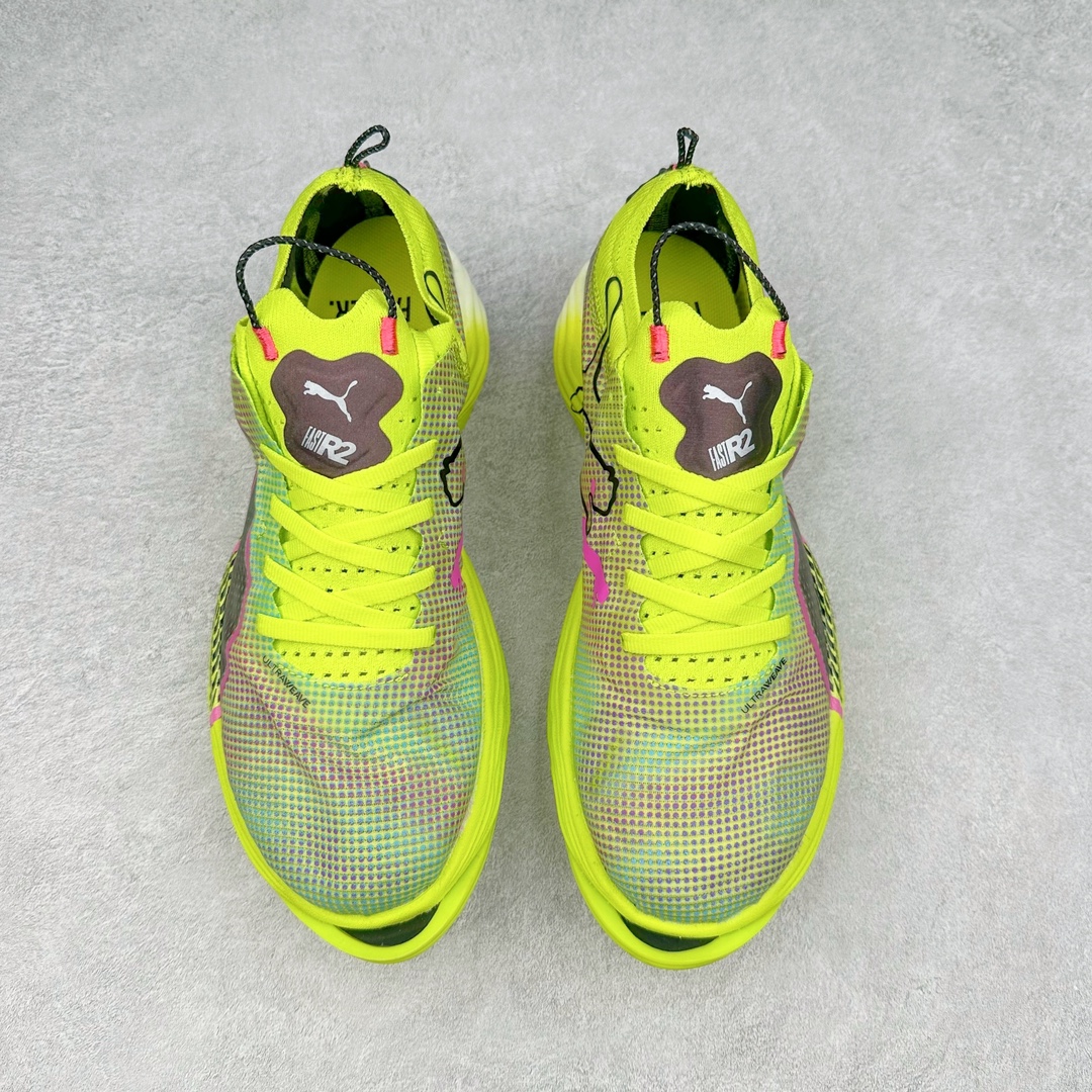 图片[2]-PUMA Fast-R Nitro Elite 彪马系带织物减震防滑耐磨碳板低帮跑步鞋 1、随着竞速跑鞋市场竞争愈发激烈，多数品牌都已经告别了材料和科技堆砌的阶段，进入到在已有科技基础上的精细研磨阶段，如何将新的材料和技术用更合理的工艺为跑鞋带来卓越性能和轻弹脚感成为主要趋势，经过一年的沉淀迭代，PUMA 最新一代比赛日竞速鞋 FAST-R 2 NITRO™ ELITE 正式发布。 2、昨日的蒸蒸日上迎新跑中，沙宇超和陈为芬二人上脚的正是这款鞋，这也是 Fast-R 2 在国内的首次亮相。 3、日本最负盛名的国民接力赛事箱根驿传 100 周年的比赛激战正酣，PUMA 为此也特意推出了 1000 双限量版配色 Fast-R 2 NITRO™ Elite Ekiden Rush。 4、跑野开箱的正是其中一双，箱根无弱旅，在今天的箱根驿传比赛中，参赛队伍立教大学（Rikkyo Univeristy）正是由 PUMA 赞助，这双箱根款鞋身外侧有明显的箱根 100 周年标志，鞋身内侧的接力襷带，则是与赛场上奔跑的立教大学队员们参赛服装的主题色紫色一致，这一设计也扣住了箱根驿传的精华，那就是年轻人最纯粹的极速奔跑以及在一根襷带上的母校荣耀。 5、整体外观方面，前后跟分离式的标志性设计得到延续，中间则是通过 PWRPLATE 碳板相互连接，但这一代碳板延伸面积扩展至脚趾外侧区域，增加了触地面积和区间，为跑动带来更好过渡并在离地时提供更强推动力。 6、厚度方面，Fast-R 2 鞋底厚度顶到了符合正式比赛规定的最大厚度（40 mm）限值，由此得到了缓震与回弹性能最大限度的提升。 7、中底方面，采用 PUMA 最顶级的 NITRO™ ELITE 氮气缓震科技，保证缓冲的基础上追求极致轻量化，与前代产品相比，Fast-R 2 能量存储增加 22%，能量回馈增加46%。 8、两个数值的大幅提升带来的脚感会截然不同，Fast-R 2 有着更轻盈且更经济的跑动反馈，用一个直观数据量化：对一位 230 的马拉松选手来说，这双鞋能节省 1 分 23 秒的完赛时间。 9、鞋面方面，采用新一代 ULTRAWEAVE 鞋面，比上一代鞋面材料轻 20%，内侧仍旧搭载 PWRTAPE 加强筋，确保跑动过程中的轻盈贴合与稳固支撑。 10、大底方面，PUMAGRIP 外底可以应对不同路面，水泥路、柏油路、湿滑地面都有出色的止滑和抓地性能。 11、穿上这双 Fast-R 2，在比赛日也能跑出美洲狮一样迅捷的步伐。 尺码：36 36.5 37.5 38 38.5 39 40 40.5 41 42 42.5 43 44 44.5 45-选品中心