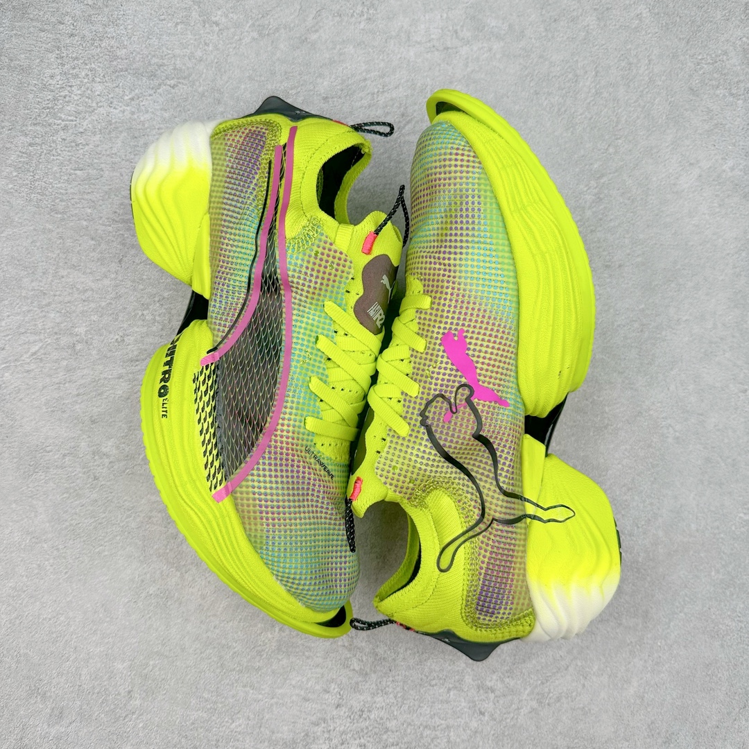 图片[3]-PUMA Fast-R Nitro Elite 彪马系带织物减震防滑耐磨碳板低帮跑步鞋 1、随着竞速跑鞋市场竞争愈发激烈，多数品牌都已经告别了材料和科技堆砌的阶段，进入到在已有科技基础上的精细研磨阶段，如何将新的材料和技术用更合理的工艺为跑鞋带来卓越性能和轻弹脚感成为主要趋势，经过一年的沉淀迭代，PUMA 最新一代比赛日竞速鞋 FAST-R 2 NITRO™ ELITE 正式发布。 2、昨日的蒸蒸日上迎新跑中，沙宇超和陈为芬二人上脚的正是这款鞋，这也是 Fast-R 2 在国内的首次亮相。 3、日本最负盛名的国民接力赛事箱根驿传 100 周年的比赛激战正酣，PUMA 为此也特意推出了 1000 双限量版配色 Fast-R 2 NITRO™ Elite Ekiden Rush。 4、跑野开箱的正是其中一双，箱根无弱旅，在今天的箱根驿传比赛中，参赛队伍立教大学（Rikkyo Univeristy）正是由 PUMA 赞助，这双箱根款鞋身外侧有明显的箱根 100 周年标志，鞋身内侧的接力襷带，则是与赛场上奔跑的立教大学队员们参赛服装的主题色紫色一致，这一设计也扣住了箱根驿传的精华，那就是年轻人最纯粹的极速奔跑以及在一根襷带上的母校荣耀。 5、整体外观方面，前后跟分离式的标志性设计得到延续，中间则是通过 PWRPLATE 碳板相互连接，但这一代碳板延伸面积扩展至脚趾外侧区域，增加了触地面积和区间，为跑动带来更好过渡并在离地时提供更强推动力。 6、厚度方面，Fast-R 2 鞋底厚度顶到了符合正式比赛规定的最大厚度（40 mm）限值，由此得到了缓震与回弹性能最大限度的提升。 7、中底方面，采用 PUMA 最顶级的 NITRO™ ELITE 氮气缓震科技，保证缓冲的基础上追求极致轻量化，与前代产品相比，Fast-R 2 能量存储增加 22%，能量回馈增加46%。 8、两个数值的大幅提升带来的脚感会截然不同，Fast-R 2 有着更轻盈且更经济的跑动反馈，用一个直观数据量化：对一位 230 的马拉松选手来说，这双鞋能节省 1 分 23 秒的完赛时间。 9、鞋面方面，采用新一代 ULTRAWEAVE 鞋面，比上一代鞋面材料轻 20%，内侧仍旧搭载 PWRTAPE 加强筋，确保跑动过程中的轻盈贴合与稳固支撑。 10、大底方面，PUMAGRIP 外底可以应对不同路面，水泥路、柏油路、湿滑地面都有出色的止滑和抓地性能。 11、穿上这双 Fast-R 2，在比赛日也能跑出美洲狮一样迅捷的步伐。 尺码：36 36.5 37.5 38 38.5 39 40 40.5 41 42 42.5 43 44 44.5 45-选品中心