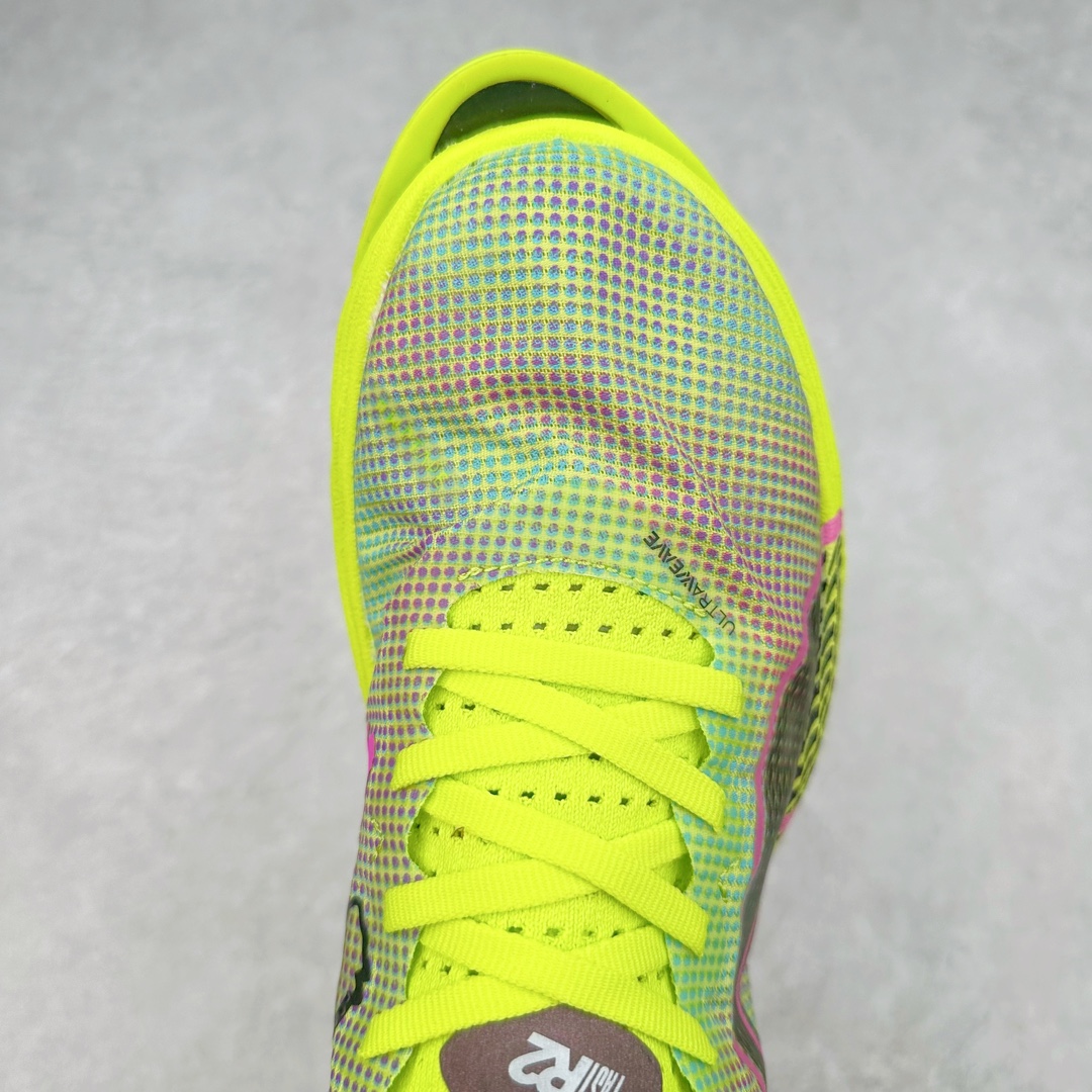 图片[4]-PUMA Fast-R Nitro Elite 彪马系带织物减震防滑耐磨碳板低帮跑步鞋 1、随着竞速跑鞋市场竞争愈发激烈，多数品牌都已经告别了材料和科技堆砌的阶段，进入到在已有科技基础上的精细研磨阶段，如何将新的材料和技术用更合理的工艺为跑鞋带来卓越性能和轻弹脚感成为主要趋势，经过一年的沉淀迭代，PUMA 最新一代比赛日竞速鞋 FAST-R 2 NITRO™ ELITE 正式发布。 2、昨日的蒸蒸日上迎新跑中，沙宇超和陈为芬二人上脚的正是这款鞋，这也是 Fast-R 2 在国内的首次亮相。 3、日本最负盛名的国民接力赛事箱根驿传 100 周年的比赛激战正酣，PUMA 为此也特意推出了 1000 双限量版配色 Fast-R 2 NITRO™ Elite Ekiden Rush。 4、跑野开箱的正是其中一双，箱根无弱旅，在今天的箱根驿传比赛中，参赛队伍立教大学（Rikkyo Univeristy）正是由 PUMA 赞助，这双箱根款鞋身外侧有明显的箱根 100 周年标志，鞋身内侧的接力襷带，则是与赛场上奔跑的立教大学队员们参赛服装的主题色紫色一致，这一设计也扣住了箱根驿传的精华，那就是年轻人最纯粹的极速奔跑以及在一根襷带上的母校荣耀。 5、整体外观方面，前后跟分离式的标志性设计得到延续，中间则是通过 PWRPLATE 碳板相互连接，但这一代碳板延伸面积扩展至脚趾外侧区域，增加了触地面积和区间，为跑动带来更好过渡并在离地时提供更强推动力。 6、厚度方面，Fast-R 2 鞋底厚度顶到了符合正式比赛规定的最大厚度（40 mm）限值，由此得到了缓震与回弹性能最大限度的提升。 7、中底方面，采用 PUMA 最顶级的 NITRO™ ELITE 氮气缓震科技，保证缓冲的基础上追求极致轻量化，与前代产品相比，Fast-R 2 能量存储增加 22%，能量回馈增加46%。 8、两个数值的大幅提升带来的脚感会截然不同，Fast-R 2 有着更轻盈且更经济的跑动反馈，用一个直观数据量化：对一位 230 的马拉松选手来说，这双鞋能节省 1 分 23 秒的完赛时间。 9、鞋面方面，采用新一代 ULTRAWEAVE 鞋面，比上一代鞋面材料轻 20%，内侧仍旧搭载 PWRTAPE 加强筋，确保跑动过程中的轻盈贴合与稳固支撑。 10、大底方面，PUMAGRIP 外底可以应对不同路面，水泥路、柏油路、湿滑地面都有出色的止滑和抓地性能。 11、穿上这双 Fast-R 2，在比赛日也能跑出美洲狮一样迅捷的步伐。 尺码：36 36.5 37.5 38 38.5 39 40 40.5 41 42 42.5 43 44 44.5 45-选品中心