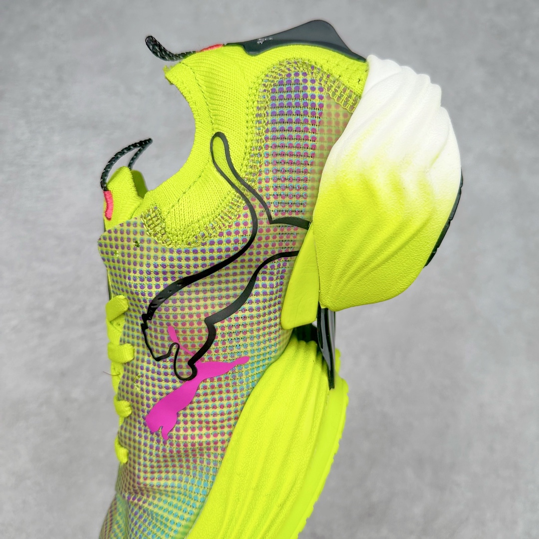 图片[7]-PUMA Fast-R Nitro Elite 彪马系带织物减震防滑耐磨碳板低帮跑步鞋 1、随着竞速跑鞋市场竞争愈发激烈，多数品牌都已经告别了材料和科技堆砌的阶段，进入到在已有科技基础上的精细研磨阶段，如何将新的材料和技术用更合理的工艺为跑鞋带来卓越性能和轻弹脚感成为主要趋势，经过一年的沉淀迭代，PUMA 最新一代比赛日竞速鞋 FAST-R 2 NITRO™ ELITE 正式发布。 2、昨日的蒸蒸日上迎新跑中，沙宇超和陈为芬二人上脚的正是这款鞋，这也是 Fast-R 2 在国内的首次亮相。 3、日本最负盛名的国民接力赛事箱根驿传 100 周年的比赛激战正酣，PUMA 为此也特意推出了 1000 双限量版配色 Fast-R 2 NITRO™ Elite Ekiden Rush。 4、跑野开箱的正是其中一双，箱根无弱旅，在今天的箱根驿传比赛中，参赛队伍立教大学（Rikkyo Univeristy）正是由 PUMA 赞助，这双箱根款鞋身外侧有明显的箱根 100 周年标志，鞋身内侧的接力襷带，则是与赛场上奔跑的立教大学队员们参赛服装的主题色紫色一致，这一设计也扣住了箱根驿传的精华，那就是年轻人最纯粹的极速奔跑以及在一根襷带上的母校荣耀。 5、整体外观方面，前后跟分离式的标志性设计得到延续，中间则是通过 PWRPLATE 碳板相互连接，但这一代碳板延伸面积扩展至脚趾外侧区域，增加了触地面积和区间，为跑动带来更好过渡并在离地时提供更强推动力。 6、厚度方面，Fast-R 2 鞋底厚度顶到了符合正式比赛规定的最大厚度（40 mm）限值，由此得到了缓震与回弹性能最大限度的提升。 7、中底方面，采用 PUMA 最顶级的 NITRO™ ELITE 氮气缓震科技，保证缓冲的基础上追求极致轻量化，与前代产品相比，Fast-R 2 能量存储增加 22%，能量回馈增加46%。 8、两个数值的大幅提升带来的脚感会截然不同，Fast-R 2 有着更轻盈且更经济的跑动反馈，用一个直观数据量化：对一位 230 的马拉松选手来说，这双鞋能节省 1 分 23 秒的完赛时间。 9、鞋面方面，采用新一代 ULTRAWEAVE 鞋面，比上一代鞋面材料轻 20%，内侧仍旧搭载 PWRTAPE 加强筋，确保跑动过程中的轻盈贴合与稳固支撑。 10、大底方面，PUMAGRIP 外底可以应对不同路面，水泥路、柏油路、湿滑地面都有出色的止滑和抓地性能。 11、穿上这双 Fast-R 2，在比赛日也能跑出美洲狮一样迅捷的步伐。 尺码：36 36.5 37.5 38 38.5 39 40 40.5 41 42 42.5 43 44 44.5 45-选品中心