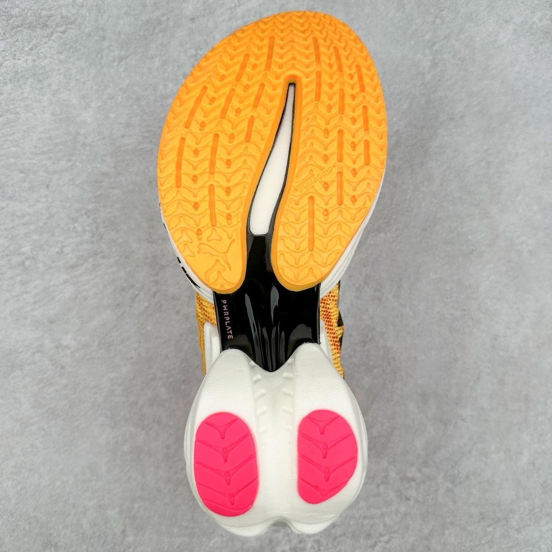 图片[9]-PUMA Fast-R Nitro Elite 彪马系带织物减震防滑耐磨碳板低帮跑步鞋 1、随着竞速跑鞋市场竞争愈发激烈，多数品牌都已经告别了材料和科技堆砌的阶段，进入到在已有科技基础上的精细研磨阶段，如何将新的材料和技术用更合理的工艺为跑鞋带来卓越性能和轻弹脚感成为主要趋势，经过一年的沉淀迭代，PUMA 最新一代比赛日竞速鞋 FAST-R 2 NITRO™ ELITE 正式发布。 2、昨日的蒸蒸日上迎新跑中，沙宇超和陈为芬二人上脚的正是这款鞋，这也是 Fast-R 2 在国内的首次亮相。 3、日本最负盛名的国民接力赛事箱根驿传 100 周年的比赛激战正酣，PUMA 为此也特意推出了 1000 双限量版配色 Fast-R 2 NITRO™ Elite Ekiden Rush。 4、跑野开箱的正是其中一双，箱根无弱旅，在今天的箱根驿传比赛中，参赛队伍立教大学（Rikkyo Univeristy）正是由 PUMA 赞助，这双箱根款鞋身外侧有明显的箱根 100 周年标志，鞋身内侧的接力襷带，则是与赛场上奔跑的立教大学队员们参赛服装的主题色紫色一致，这一设计也扣住了箱根驿传的精华，那就是年轻人最纯粹的极速奔跑以及在一根襷带上的母校荣耀。 5、整体外观方面，前后跟分离式的标志性设计得到延续，中间则是通过 PWRPLATE 碳板相互连接，但这一代碳板延伸面积扩展至脚趾外侧区域，增加了触地面积和区间，为跑动带来更好过渡并在离地时提供更强推动力。 6、厚度方面，Fast-R 2 鞋底厚度顶到了符合正式比赛规定的最大厚度（40 mm）限值，由此得到了缓震与回弹性能最大限度的提升。 7、中底方面，采用 PUMA 最顶级的 NITRO™ ELITE 氮气缓震科技，保证缓冲的基础上追求极致轻量化，与前代产品相比，Fast-R 2 能量存储增加 22%，能量回馈增加46%。 8、两个数值的大幅提升带来的脚感会截然不同，Fast-R 2 有着更轻盈且更经济的跑动反馈，用一个直观数据量化：对一位 230 的马拉松选手来说，这双鞋能节省 1 分 23 秒的完赛时间。 9、鞋面方面，采用新一代 ULTRAWEAVE 鞋面，比上一代鞋面材料轻 20%，内侧仍旧搭载 PWRTAPE 加强筋，确保跑动过程中的轻盈贴合与稳固支撑。 10、大底方面，PUMAGRIP 外底可以应对不同路面，水泥路、柏油路、湿滑地面都有出色的止滑和抓地性能。 11、穿上这双 Fast-R 2，在比赛日也能跑出美洲狮一样迅捷的步伐。 尺码：36 36.5 37.5 38 38.5 39 40 40.5 41 42 42.5 43 44 44.5 45-选品中心