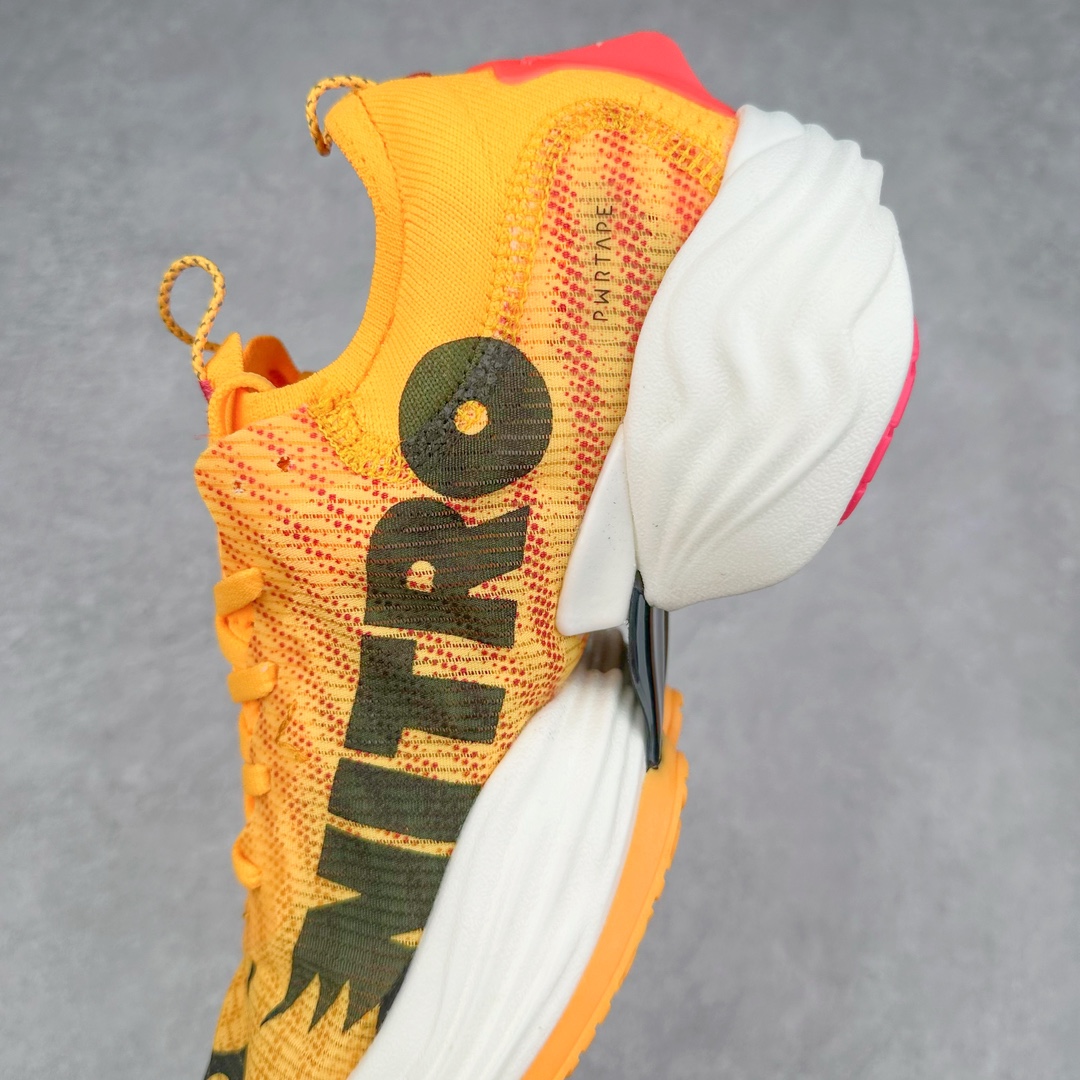 图片[7]-PUMA Fast-R Nitro Elite 彪马系带织物减震防滑耐磨碳板低帮跑步鞋 1、随着竞速跑鞋市场竞争愈发激烈，多数品牌都已经告别了材料和科技堆砌的阶段，进入到在已有科技基础上的精细研磨阶段，如何将新的材料和技术用更合理的工艺为跑鞋带来卓越性能和轻弹脚感成为主要趋势，经过一年的沉淀迭代，PUMA 最新一代比赛日竞速鞋 FAST-R 2 NITRO™ ELITE 正式发布。 2、昨日的蒸蒸日上迎新跑中，沙宇超和陈为芬二人上脚的正是这款鞋，这也是 Fast-R 2 在国内的首次亮相。 3、日本最负盛名的国民接力赛事箱根驿传 100 周年的比赛激战正酣，PUMA 为此也特意推出了 1000 双限量版配色 Fast-R 2 NITRO™ Elite Ekiden Rush。 4、跑野开箱的正是其中一双，箱根无弱旅，在今天的箱根驿传比赛中，参赛队伍立教大学（Rikkyo Univeristy）正是由 PUMA 赞助，这双箱根款鞋身外侧有明显的箱根 100 周年标志，鞋身内侧的接力襷带，则是与赛场上奔跑的立教大学队员们参赛服装的主题色紫色一致，这一设计也扣住了箱根驿传的精华，那就是年轻人最纯粹的极速奔跑以及在一根襷带上的母校荣耀。 5、整体外观方面，前后跟分离式的标志性设计得到延续，中间则是通过 PWRPLATE 碳板相互连接，但这一代碳板延伸面积扩展至脚趾外侧区域，增加了触地面积和区间，为跑动带来更好过渡并在离地时提供更强推动力。 6、厚度方面，Fast-R 2 鞋底厚度顶到了符合正式比赛规定的最大厚度（40 mm）限值，由此得到了缓震与回弹性能最大限度的提升。 7、中底方面，采用 PUMA 最顶级的 NITRO™ ELITE 氮气缓震科技，保证缓冲的基础上追求极致轻量化，与前代产品相比，Fast-R 2 能量存储增加 22%，能量回馈增加46%。 8、两个数值的大幅提升带来的脚感会截然不同，Fast-R 2 有着更轻盈且更经济的跑动反馈，用一个直观数据量化：对一位 230 的马拉松选手来说，这双鞋能节省 1 分 23 秒的完赛时间。 9、鞋面方面，采用新一代 ULTRAWEAVE 鞋面，比上一代鞋面材料轻 20%，内侧仍旧搭载 PWRTAPE 加强筋，确保跑动过程中的轻盈贴合与稳固支撑。 10、大底方面，PUMAGRIP 外底可以应对不同路面，水泥路、柏油路、湿滑地面都有出色的止滑和抓地性能。 11、穿上这双 Fast-R 2，在比赛日也能跑出美洲狮一样迅捷的步伐。 尺码：36 36.5 37.5 38 38.5 39 40 40.5 41 42 42.5 43 44 44.5 45-选品中心