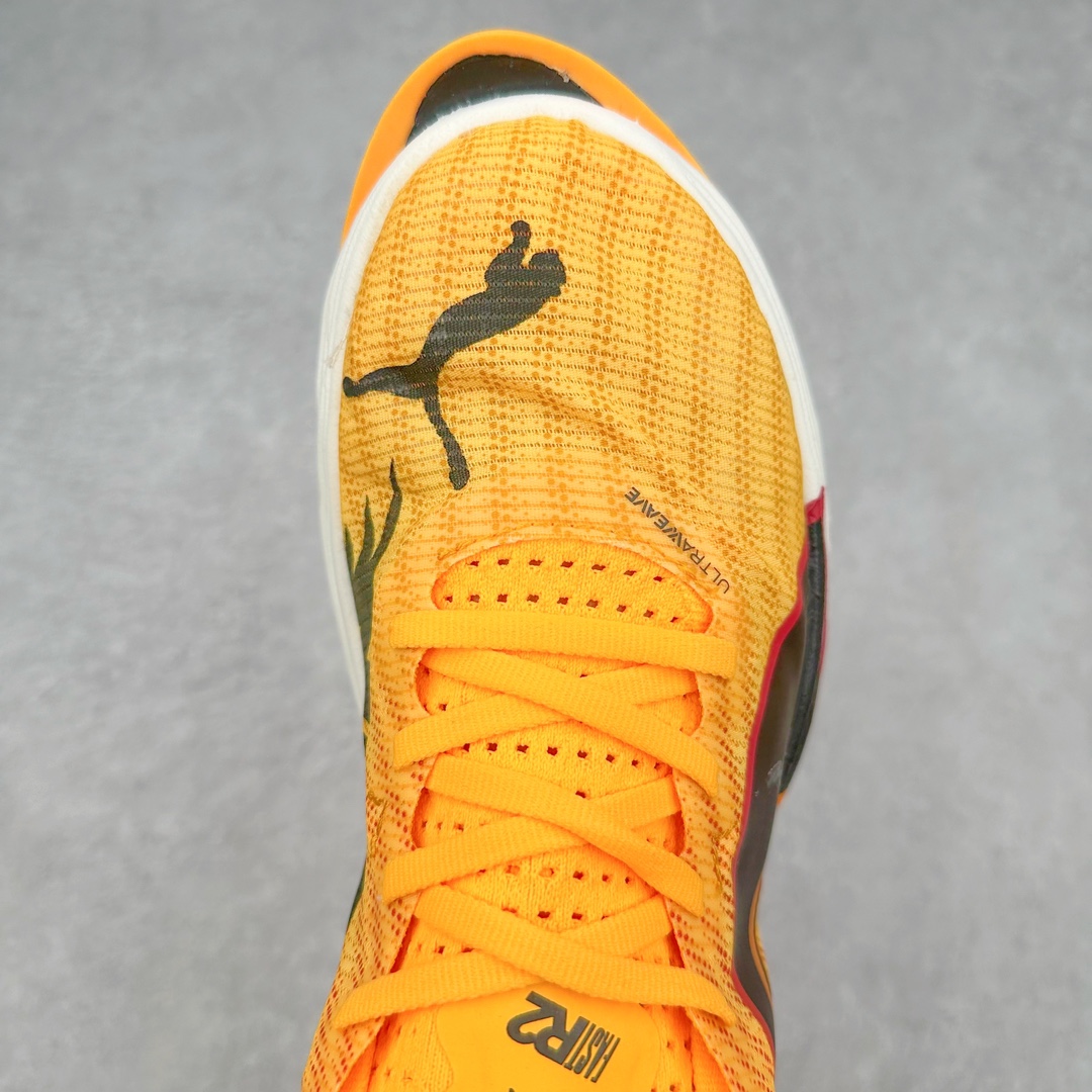 图片[4]-PUMA Fast-R Nitro Elite 彪马系带织物减震防滑耐磨碳板低帮跑步鞋 1、随着竞速跑鞋市场竞争愈发激烈，多数品牌都已经告别了材料和科技堆砌的阶段，进入到在已有科技基础上的精细研磨阶段，如何将新的材料和技术用更合理的工艺为跑鞋带来卓越性能和轻弹脚感成为主要趋势，经过一年的沉淀迭代，PUMA 最新一代比赛日竞速鞋 FAST-R 2 NITRO™ ELITE 正式发布。 2、昨日的蒸蒸日上迎新跑中，沙宇超和陈为芬二人上脚的正是这款鞋，这也是 Fast-R 2 在国内的首次亮相。 3、日本最负盛名的国民接力赛事箱根驿传 100 周年的比赛激战正酣，PUMA 为此也特意推出了 1000 双限量版配色 Fast-R 2 NITRO™ Elite Ekiden Rush。 4、跑野开箱的正是其中一双，箱根无弱旅，在今天的箱根驿传比赛中，参赛队伍立教大学（Rikkyo Univeristy）正是由 PUMA 赞助，这双箱根款鞋身外侧有明显的箱根 100 周年标志，鞋身内侧的接力襷带，则是与赛场上奔跑的立教大学队员们参赛服装的主题色紫色一致，这一设计也扣住了箱根驿传的精华，那就是年轻人最纯粹的极速奔跑以及在一根襷带上的母校荣耀。 5、整体外观方面，前后跟分离式的标志性设计得到延续，中间则是通过 PWRPLATE 碳板相互连接，但这一代碳板延伸面积扩展至脚趾外侧区域，增加了触地面积和区间，为跑动带来更好过渡并在离地时提供更强推动力。 6、厚度方面，Fast-R 2 鞋底厚度顶到了符合正式比赛规定的最大厚度（40 mm）限值，由此得到了缓震与回弹性能最大限度的提升。 7、中底方面，采用 PUMA 最顶级的 NITRO™ ELITE 氮气缓震科技，保证缓冲的基础上追求极致轻量化，与前代产品相比，Fast-R 2 能量存储增加 22%，能量回馈增加46%。 8、两个数值的大幅提升带来的脚感会截然不同，Fast-R 2 有着更轻盈且更经济的跑动反馈，用一个直观数据量化：对一位 230 的马拉松选手来说，这双鞋能节省 1 分 23 秒的完赛时间。 9、鞋面方面，采用新一代 ULTRAWEAVE 鞋面，比上一代鞋面材料轻 20%，内侧仍旧搭载 PWRTAPE 加强筋，确保跑动过程中的轻盈贴合与稳固支撑。 10、大底方面，PUMAGRIP 外底可以应对不同路面，水泥路、柏油路、湿滑地面都有出色的止滑和抓地性能。 11、穿上这双 Fast-R 2，在比赛日也能跑出美洲狮一样迅捷的步伐。 尺码：36 36.5 37.5 38 38.5 39 40 40.5 41 42 42.5 43 44 44.5 45-选品中心