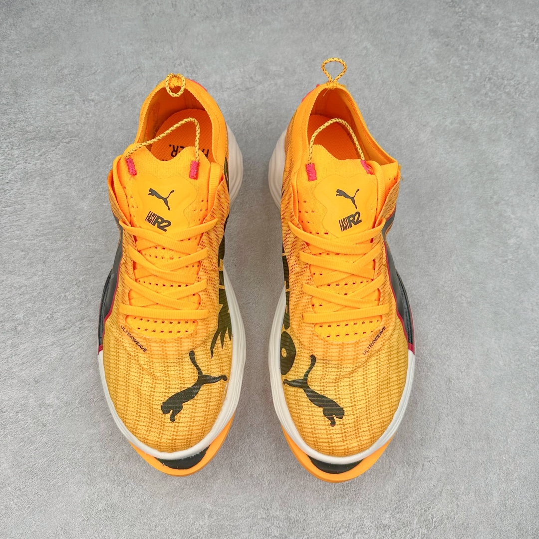 图片[2]-PUMA Fast-R Nitro Elite 彪马系带织物减震防滑耐磨碳板低帮跑步鞋 1、随着竞速跑鞋市场竞争愈发激烈，多数品牌都已经告别了材料和科技堆砌的阶段，进入到在已有科技基础上的精细研磨阶段，如何将新的材料和技术用更合理的工艺为跑鞋带来卓越性能和轻弹脚感成为主要趋势，经过一年的沉淀迭代，PUMA 最新一代比赛日竞速鞋 FAST-R 2 NITRO™ ELITE 正式发布。 2、昨日的蒸蒸日上迎新跑中，沙宇超和陈为芬二人上脚的正是这款鞋，这也是 Fast-R 2 在国内的首次亮相。 3、日本最负盛名的国民接力赛事箱根驿传 100 周年的比赛激战正酣，PUMA 为此也特意推出了 1000 双限量版配色 Fast-R 2 NITRO™ Elite Ekiden Rush。 4、跑野开箱的正是其中一双，箱根无弱旅，在今天的箱根驿传比赛中，参赛队伍立教大学（Rikkyo Univeristy）正是由 PUMA 赞助，这双箱根款鞋身外侧有明显的箱根 100 周年标志，鞋身内侧的接力襷带，则是与赛场上奔跑的立教大学队员们参赛服装的主题色紫色一致，这一设计也扣住了箱根驿传的精华，那就是年轻人最纯粹的极速奔跑以及在一根襷带上的母校荣耀。 5、整体外观方面，前后跟分离式的标志性设计得到延续，中间则是通过 PWRPLATE 碳板相互连接，但这一代碳板延伸面积扩展至脚趾外侧区域，增加了触地面积和区间，为跑动带来更好过渡并在离地时提供更强推动力。 6、厚度方面，Fast-R 2 鞋底厚度顶到了符合正式比赛规定的最大厚度（40 mm）限值，由此得到了缓震与回弹性能最大限度的提升。 7、中底方面，采用 PUMA 最顶级的 NITRO™ ELITE 氮气缓震科技，保证缓冲的基础上追求极致轻量化，与前代产品相比，Fast-R 2 能量存储增加 22%，能量回馈增加46%。 8、两个数值的大幅提升带来的脚感会截然不同，Fast-R 2 有着更轻盈且更经济的跑动反馈，用一个直观数据量化：对一位 230 的马拉松选手来说，这双鞋能节省 1 分 23 秒的完赛时间。 9、鞋面方面，采用新一代 ULTRAWEAVE 鞋面，比上一代鞋面材料轻 20%，内侧仍旧搭载 PWRTAPE 加强筋，确保跑动过程中的轻盈贴合与稳固支撑。 10、大底方面，PUMAGRIP 外底可以应对不同路面，水泥路、柏油路、湿滑地面都有出色的止滑和抓地性能。 11、穿上这双 Fast-R 2，在比赛日也能跑出美洲狮一样迅捷的步伐。 尺码：36 36.5 37.5 38 38.5 39 40 40.5 41 42 42.5 43 44 44.5 45-选品中心