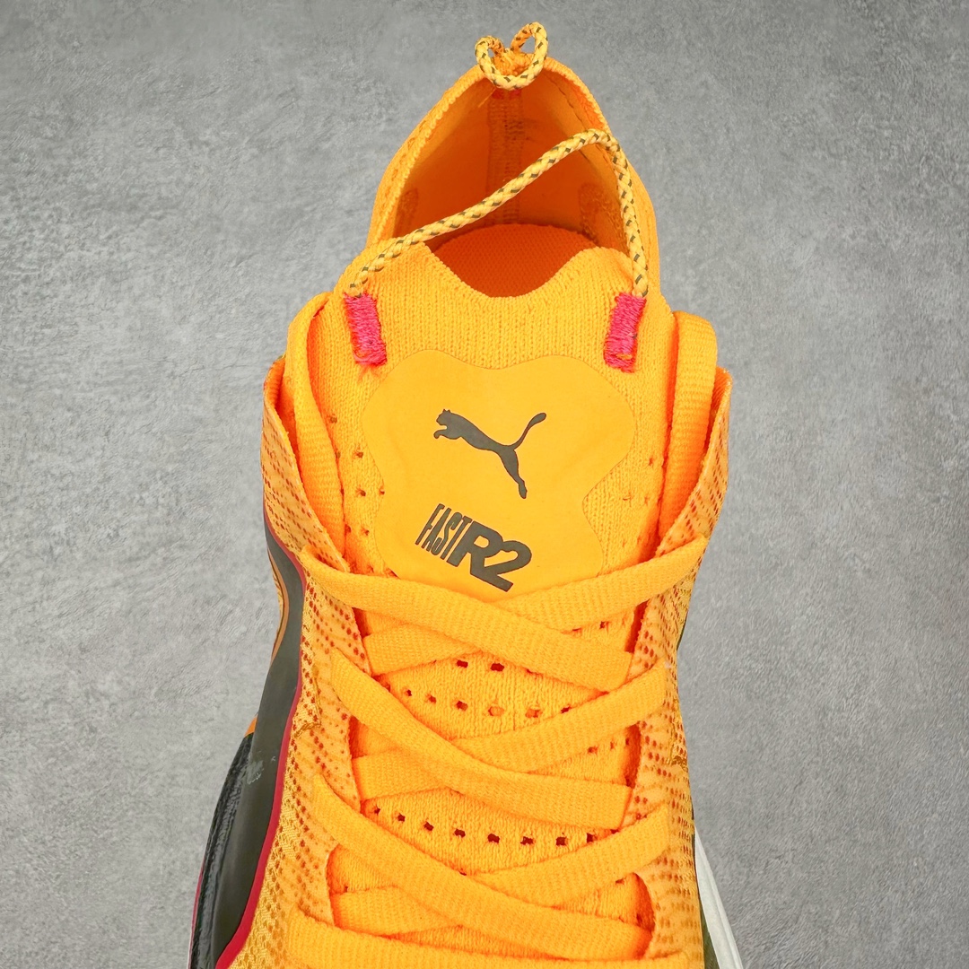 图片[5]-PUMA Fast-R Nitro Elite 彪马系带织物减震防滑耐磨碳板低帮跑步鞋 1、随着竞速跑鞋市场竞争愈发激烈，多数品牌都已经告别了材料和科技堆砌的阶段，进入到在已有科技基础上的精细研磨阶段，如何将新的材料和技术用更合理的工艺为跑鞋带来卓越性能和轻弹脚感成为主要趋势，经过一年的沉淀迭代，PUMA 最新一代比赛日竞速鞋 FAST-R 2 NITRO™ ELITE 正式发布。 2、昨日的蒸蒸日上迎新跑中，沙宇超和陈为芬二人上脚的正是这款鞋，这也是 Fast-R 2 在国内的首次亮相。 3、日本最负盛名的国民接力赛事箱根驿传 100 周年的比赛激战正酣，PUMA 为此也特意推出了 1000 双限量版配色 Fast-R 2 NITRO™ Elite Ekiden Rush。 4、跑野开箱的正是其中一双，箱根无弱旅，在今天的箱根驿传比赛中，参赛队伍立教大学（Rikkyo Univeristy）正是由 PUMA 赞助，这双箱根款鞋身外侧有明显的箱根 100 周年标志，鞋身内侧的接力襷带，则是与赛场上奔跑的立教大学队员们参赛服装的主题色紫色一致，这一设计也扣住了箱根驿传的精华，那就是年轻人最纯粹的极速奔跑以及在一根襷带上的母校荣耀。 5、整体外观方面，前后跟分离式的标志性设计得到延续，中间则是通过 PWRPLATE 碳板相互连接，但这一代碳板延伸面积扩展至脚趾外侧区域，增加了触地面积和区间，为跑动带来更好过渡并在离地时提供更强推动力。 6、厚度方面，Fast-R 2 鞋底厚度顶到了符合正式比赛规定的最大厚度（40 mm）限值，由此得到了缓震与回弹性能最大限度的提升。 7、中底方面，采用 PUMA 最顶级的 NITRO™ ELITE 氮气缓震科技，保证缓冲的基础上追求极致轻量化，与前代产品相比，Fast-R 2 能量存储增加 22%，能量回馈增加46%。 8、两个数值的大幅提升带来的脚感会截然不同，Fast-R 2 有着更轻盈且更经济的跑动反馈，用一个直观数据量化：对一位 230 的马拉松选手来说，这双鞋能节省 1 分 23 秒的完赛时间。 9、鞋面方面，采用新一代 ULTRAWEAVE 鞋面，比上一代鞋面材料轻 20%，内侧仍旧搭载 PWRTAPE 加强筋，确保跑动过程中的轻盈贴合与稳固支撑。 10、大底方面，PUMAGRIP 外底可以应对不同路面，水泥路、柏油路、湿滑地面都有出色的止滑和抓地性能。 11、穿上这双 Fast-R 2，在比赛日也能跑出美洲狮一样迅捷的步伐。 尺码：36 36.5 37.5 38 38.5 39 40 40.5 41 42 42.5 43 44 44.5 45-选品中心